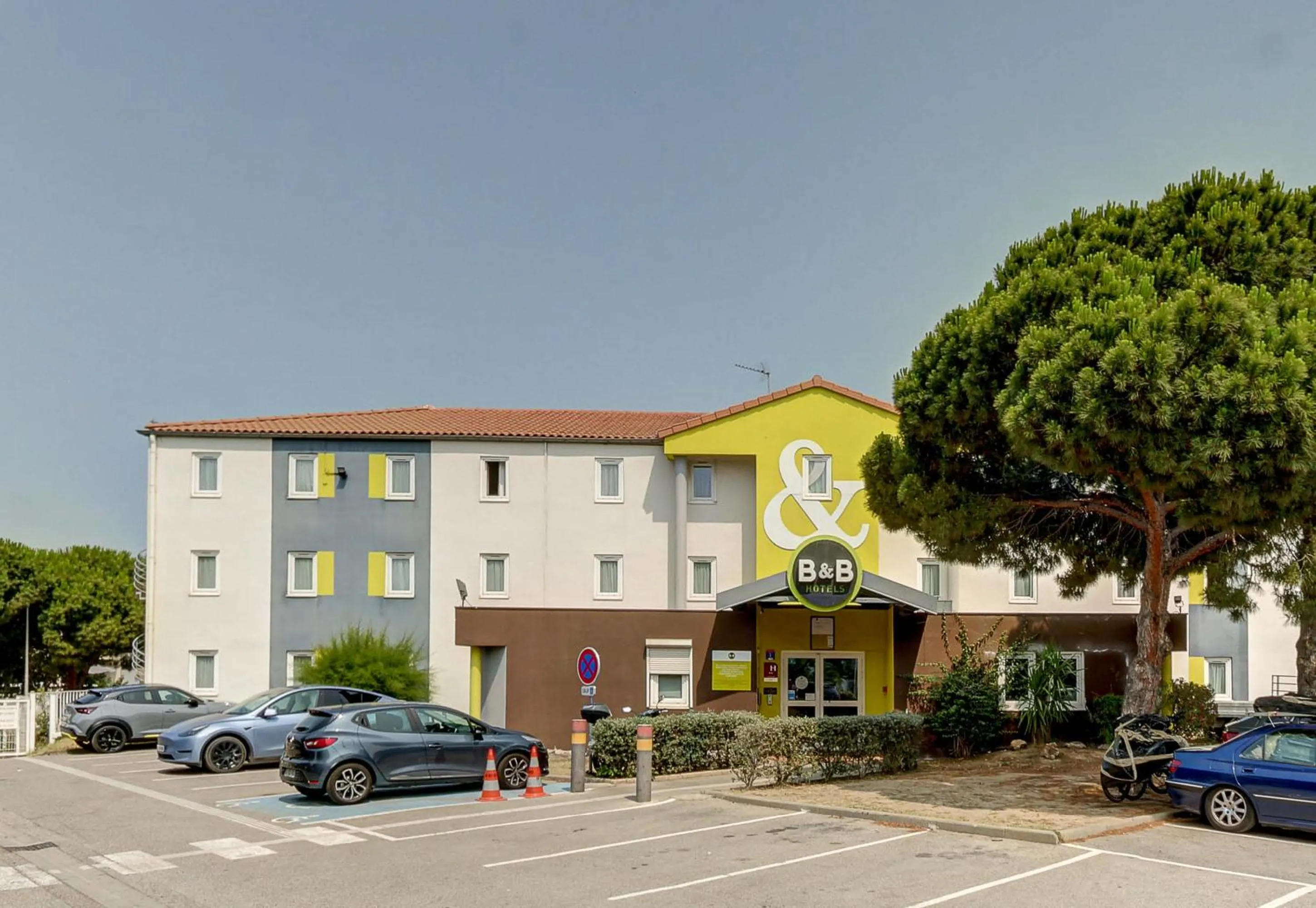 Property building in B&B HOTEL Marseille Estaque