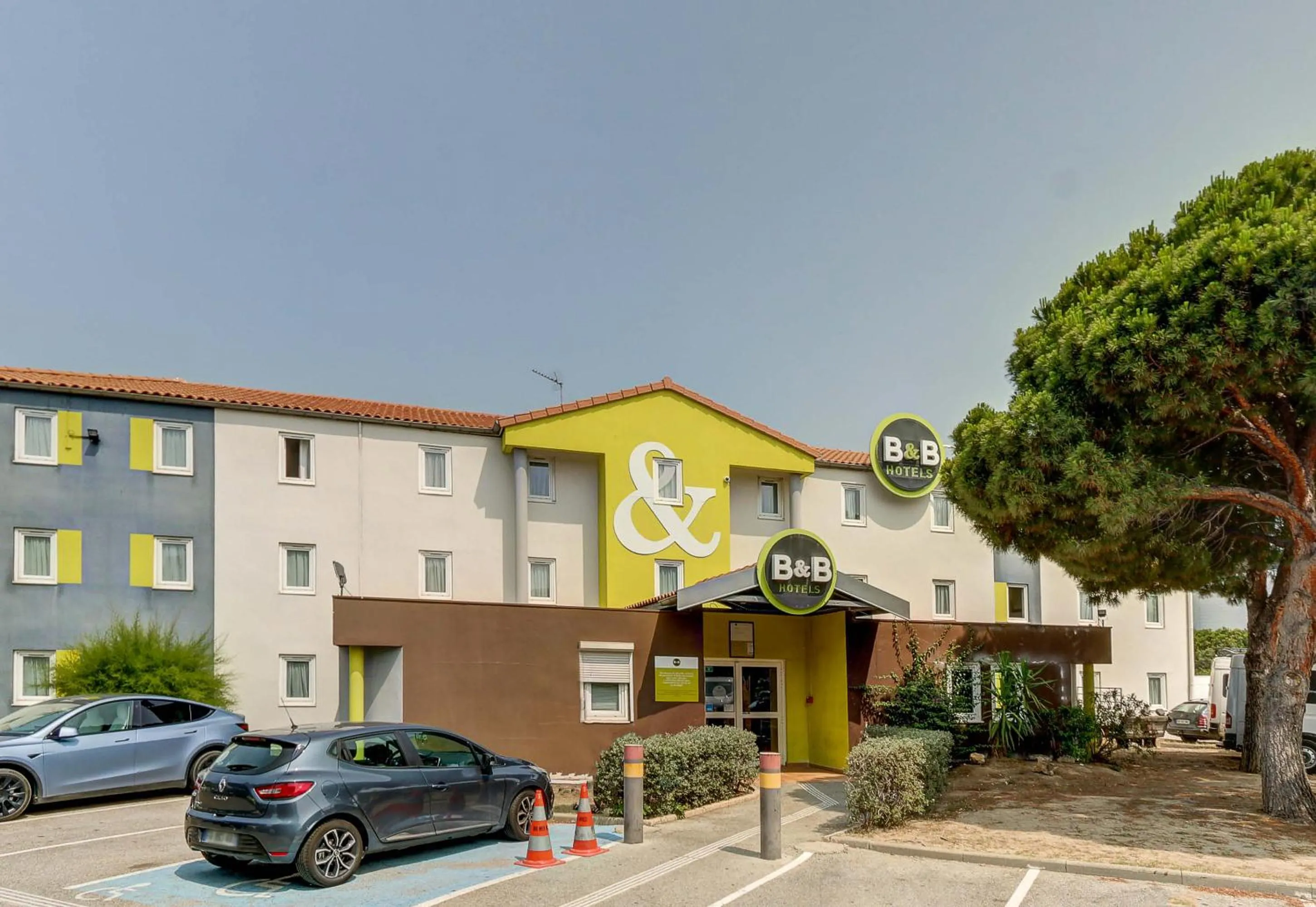 Property building in B&B HOTEL Marseille Estaque