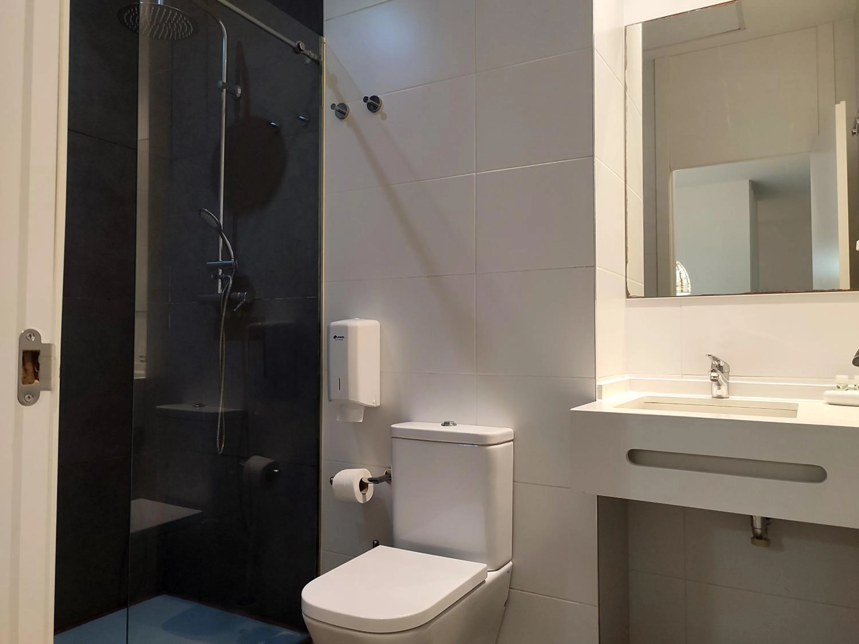 Shower in Flats Friends Soho Suites