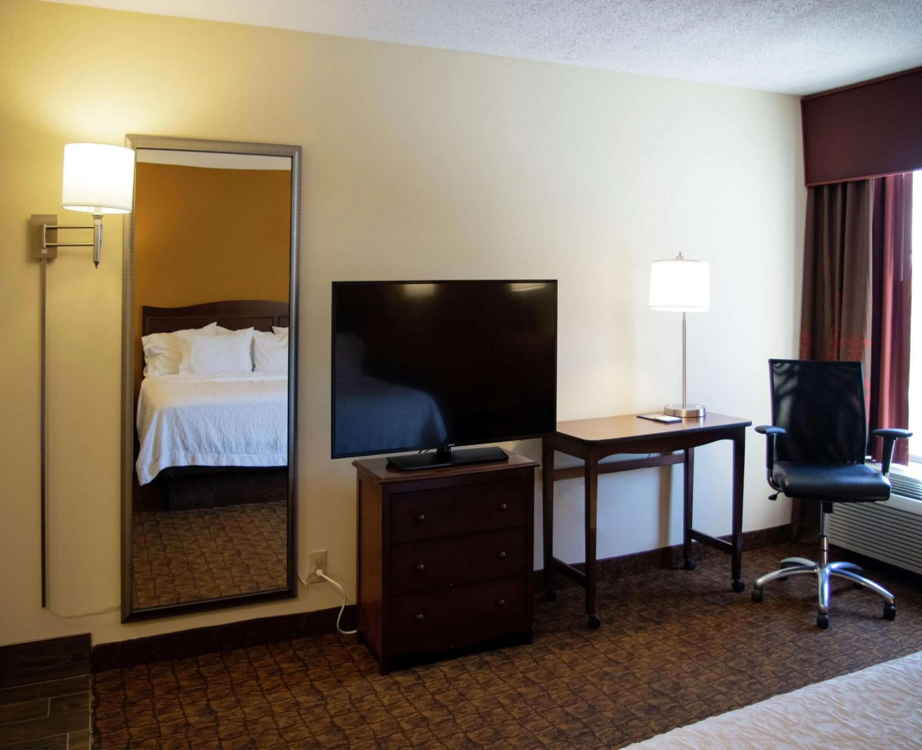 Bedroom, Bed in Hampton Inn St. Louis-Chesterfield