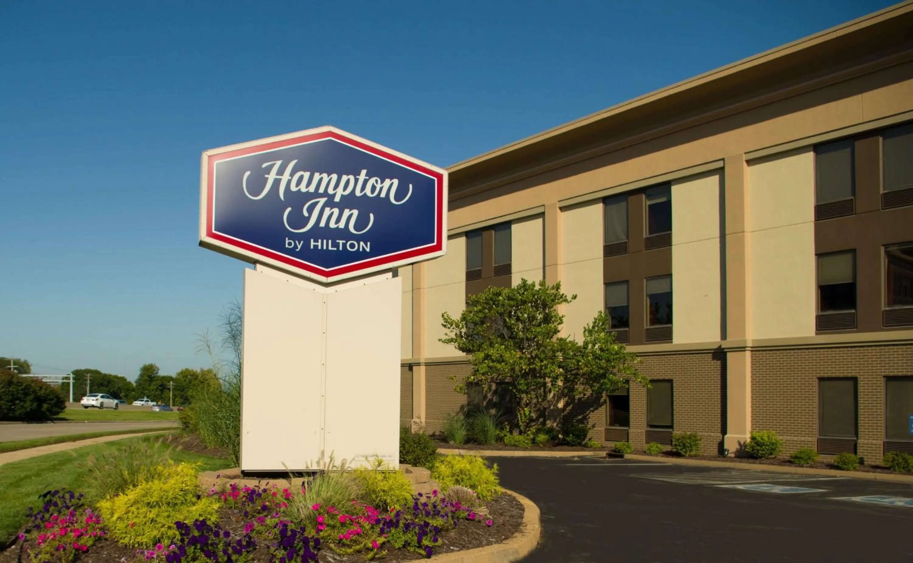 Property building in Hampton Inn St. Louis-Chesterfield