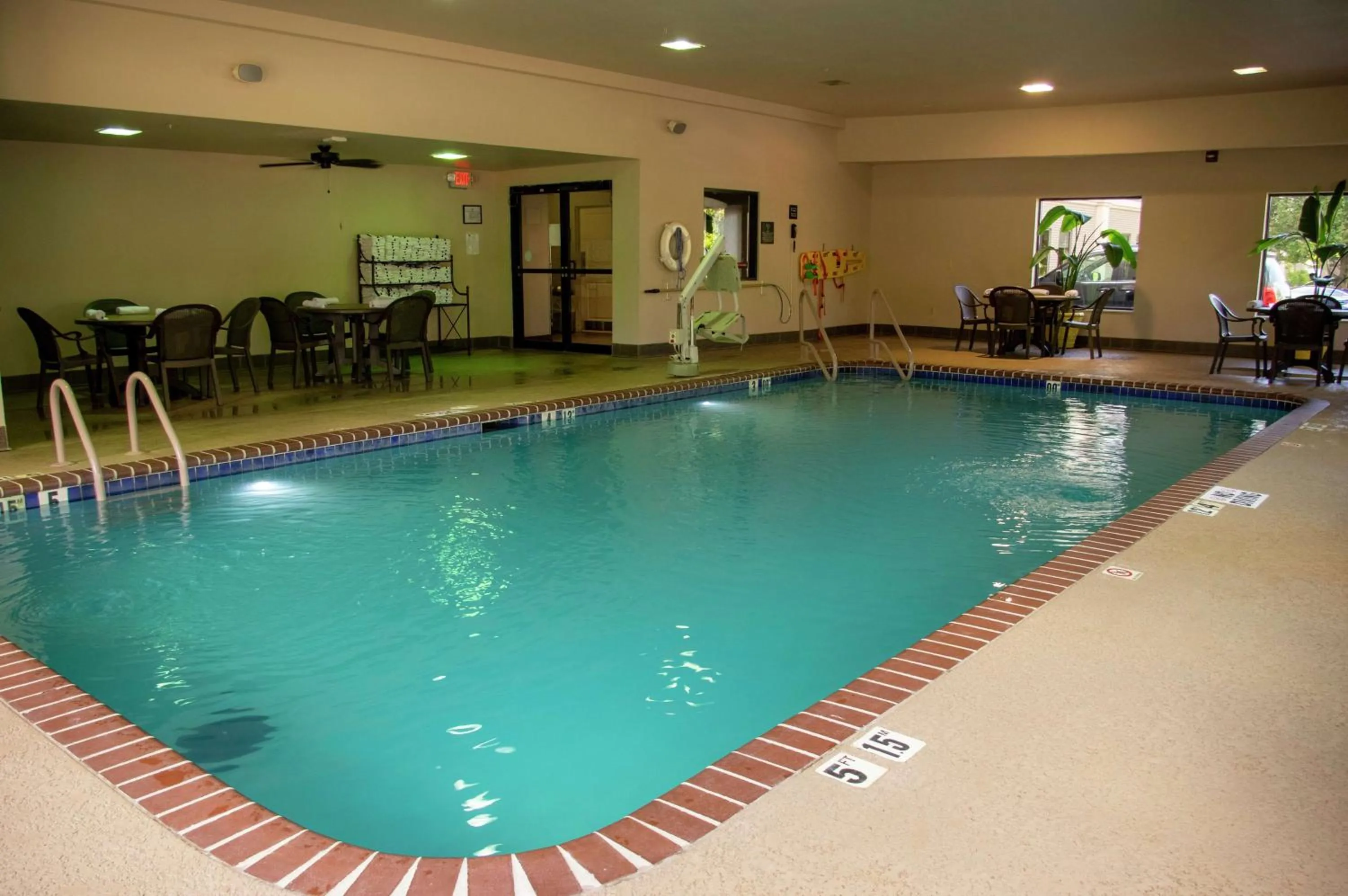 Swimming pool in Hampton Inn St. Louis-Chesterfield