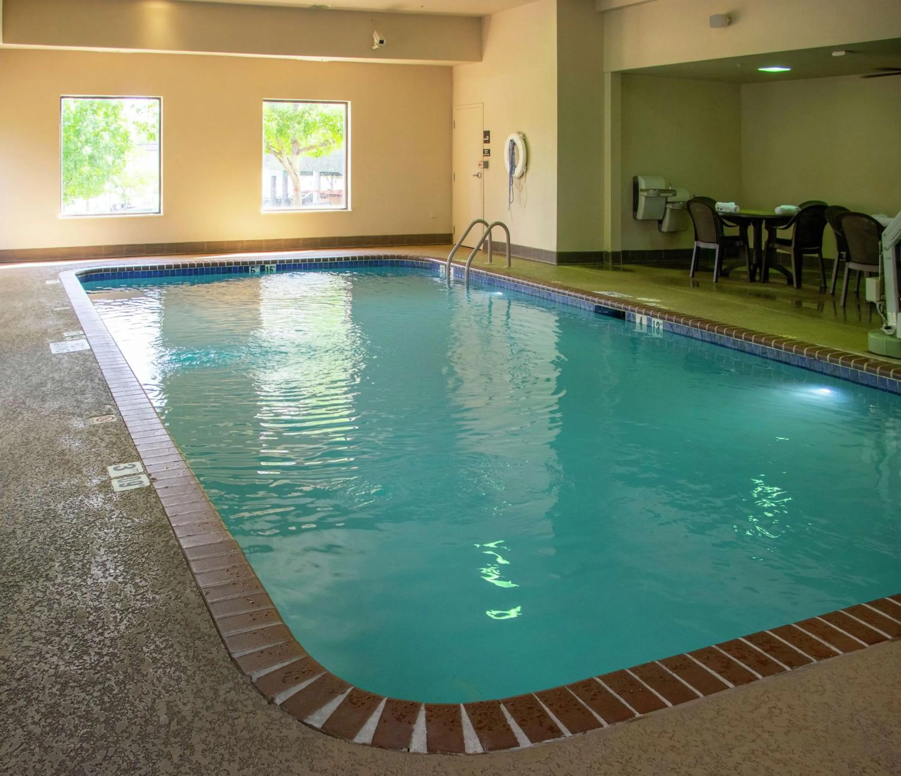 Swimming pool in Hampton Inn St. Louis-Chesterfield