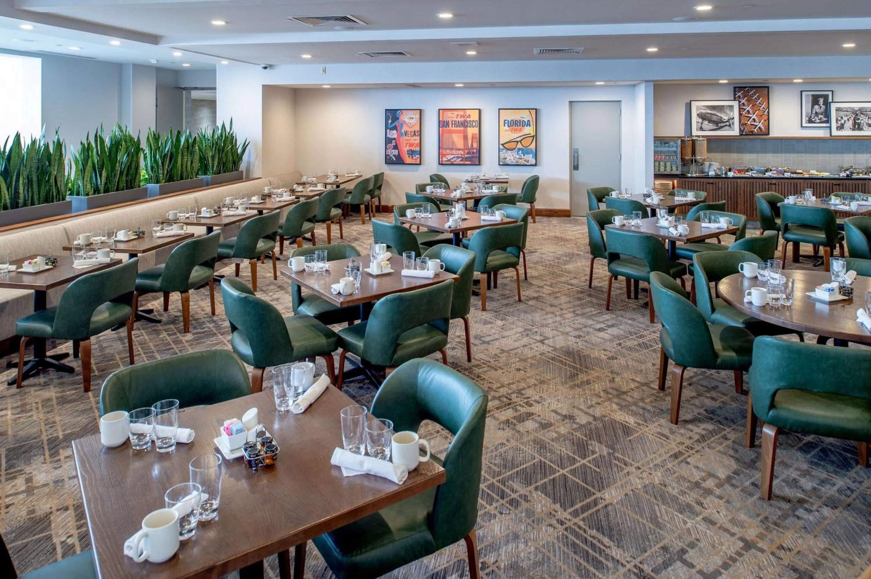 Restaurant/places to eat in Hilton St. Louis Airport