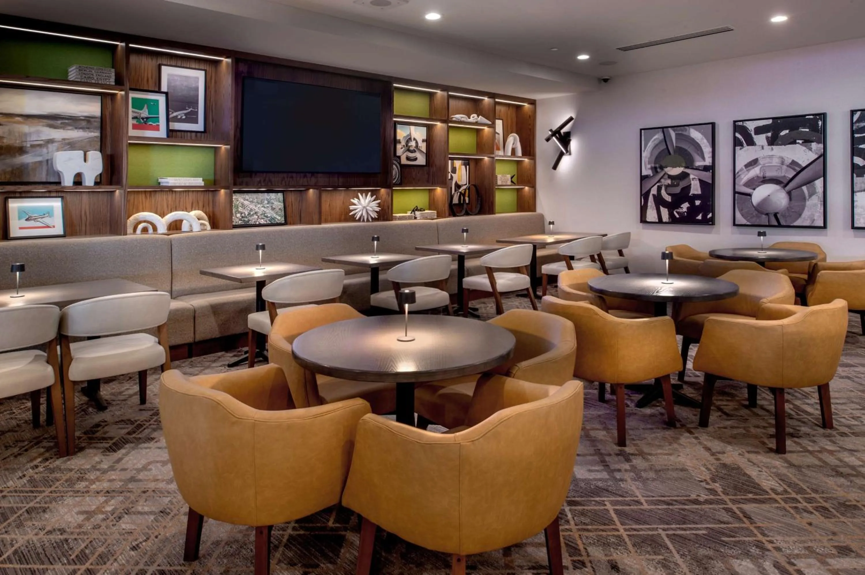 Restaurant/places to eat in Hilton St. Louis Airport