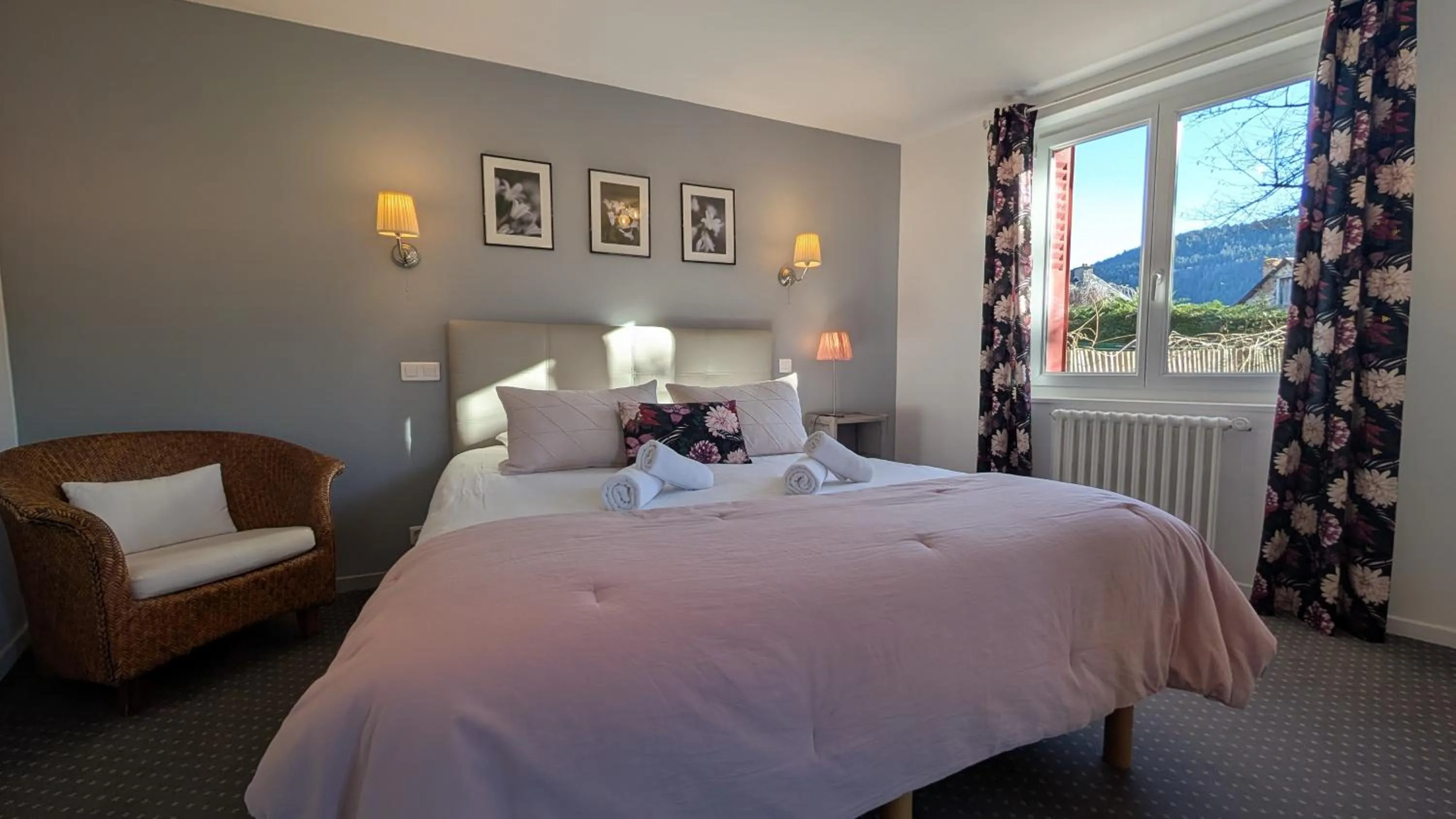 Bed in Hôtel Restaurant du Plomb du Cantal