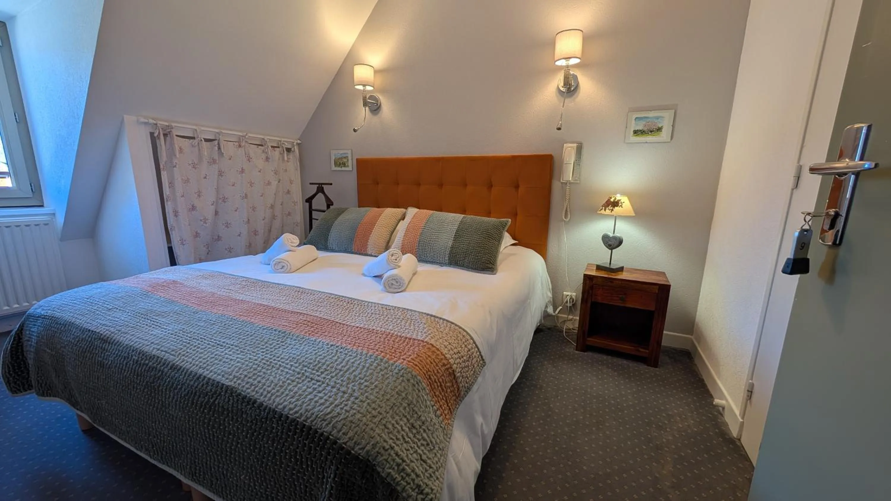 Bed in Hôtel Restaurant du Plomb du Cantal