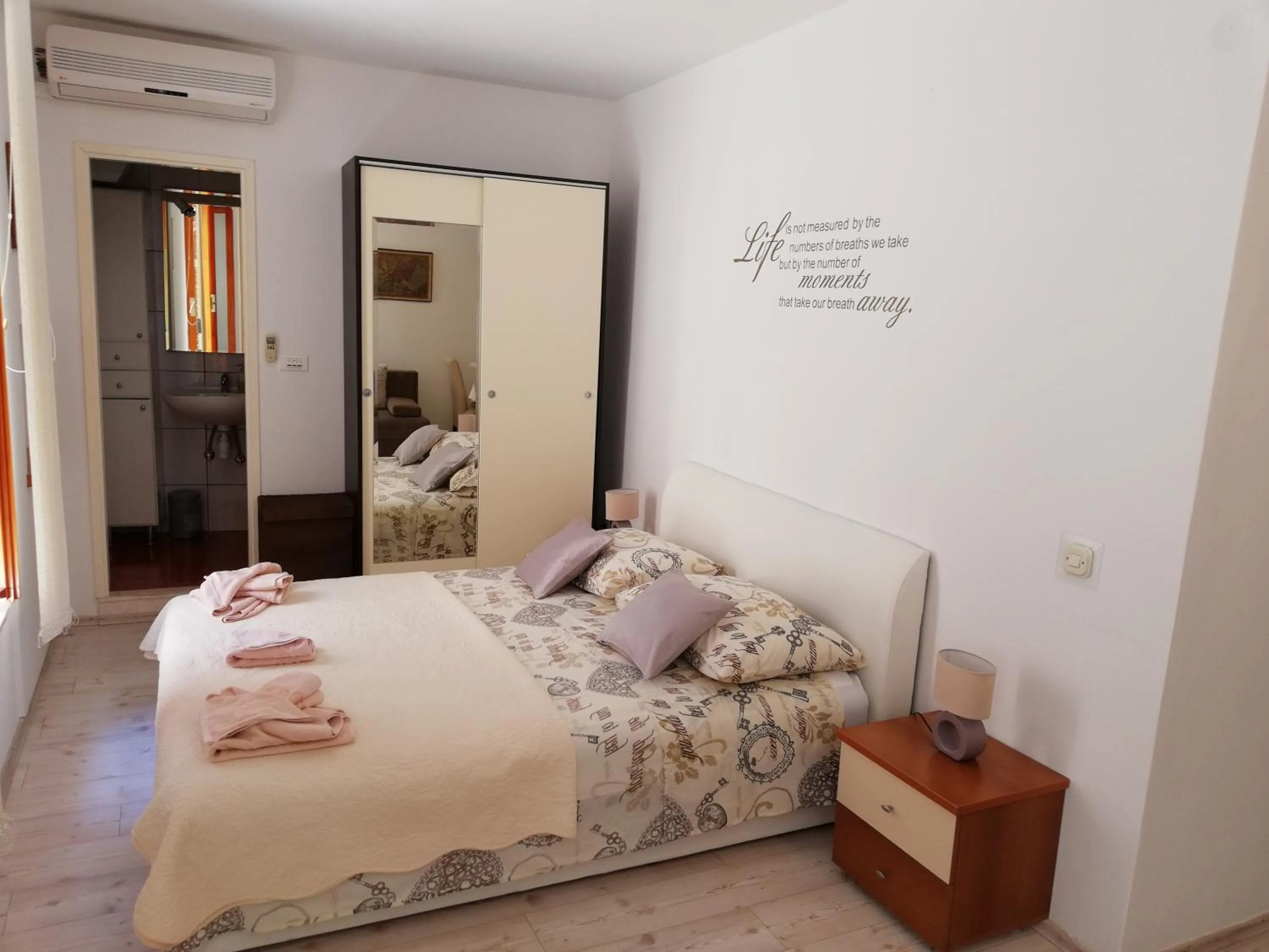 Deluxe Studio in M & J Central Suites