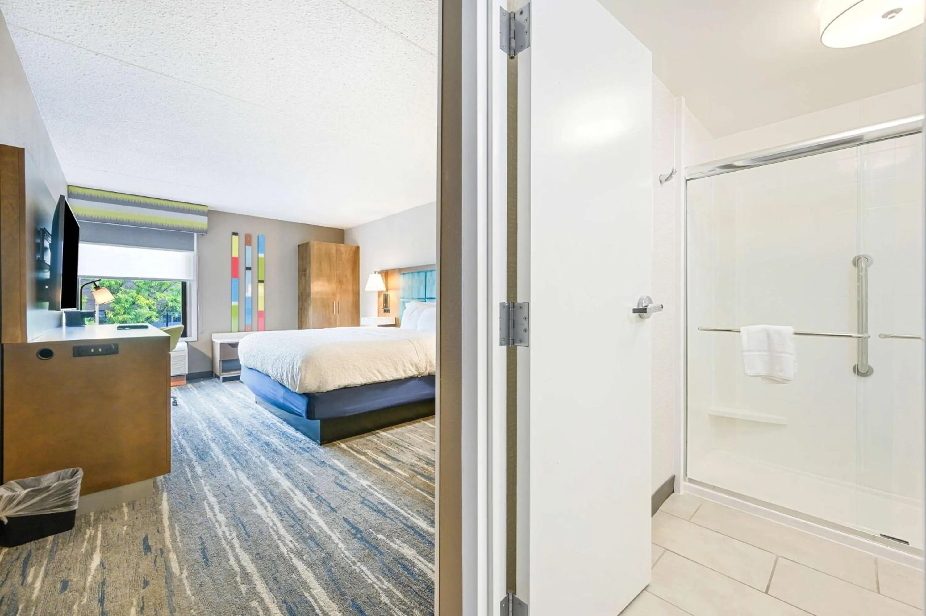 Bathroom, Bed in Hampton Inn St. Louis - Westport