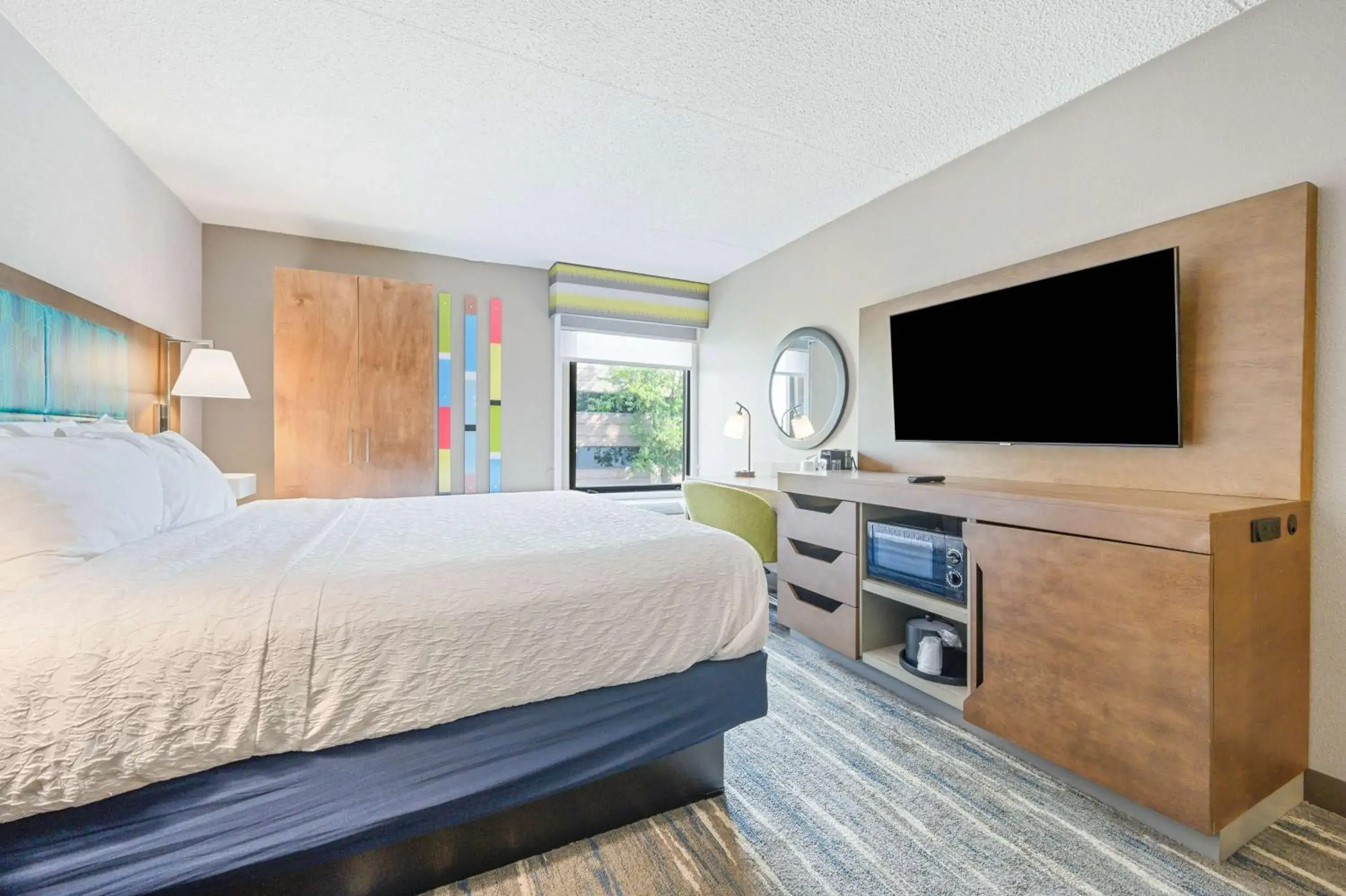 King Room with Sofa Bed and Study - Non-Smoking in Hampton Inn St. Louis - Westport King Room with Sofa Bed and Study - Non-Smoking in Hampton Inn St. Louis - Westport