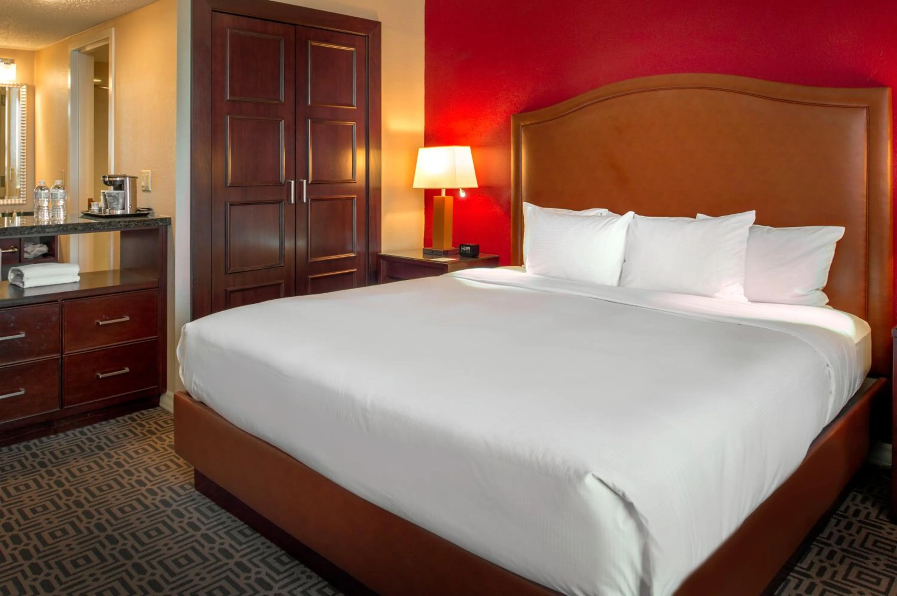 Bed in DoubleTree by Hilton Hotel St. Louis - Chesterfield