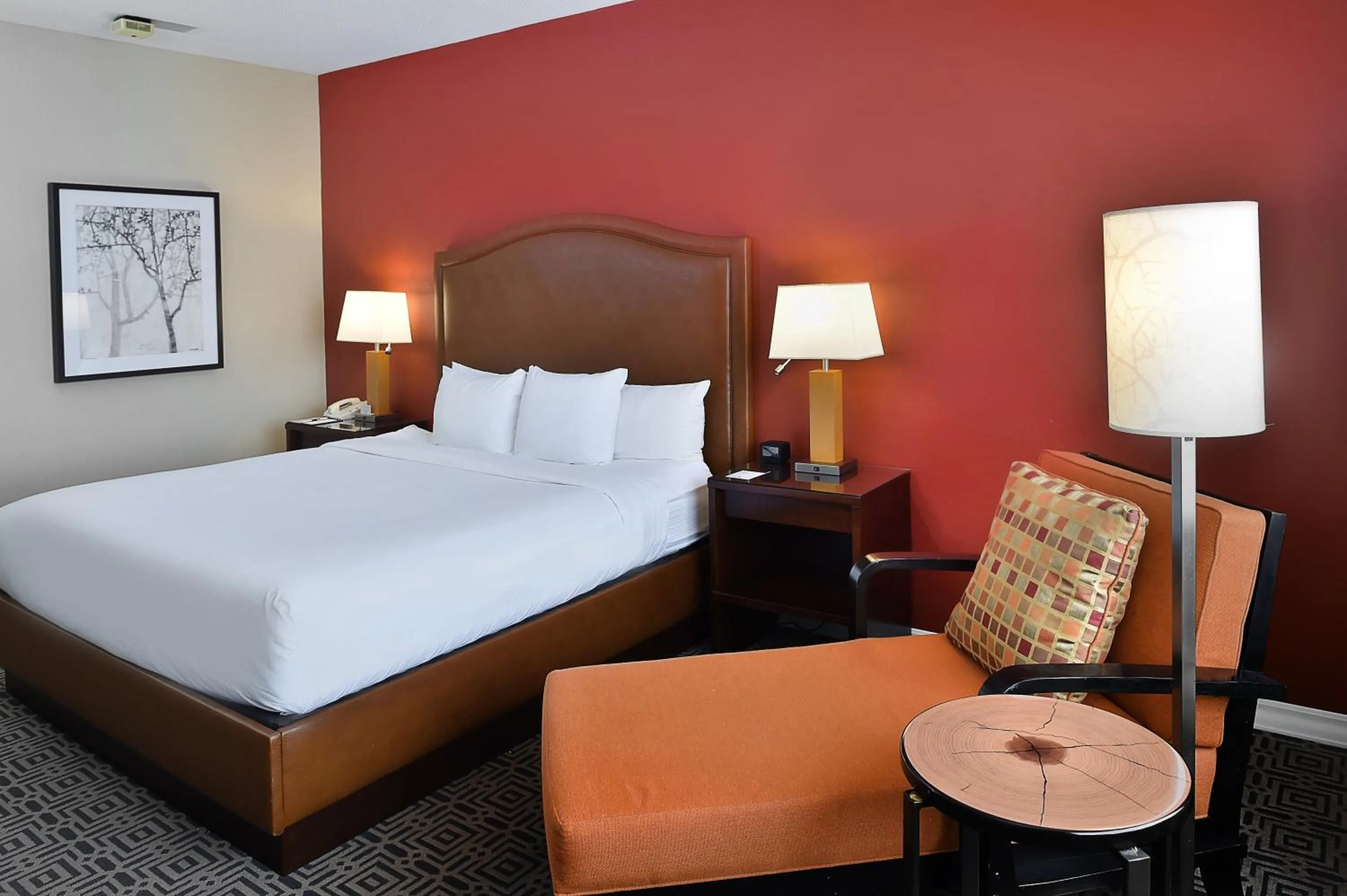 Bed in DoubleTree by Hilton Hotel St. Louis - Chesterfield