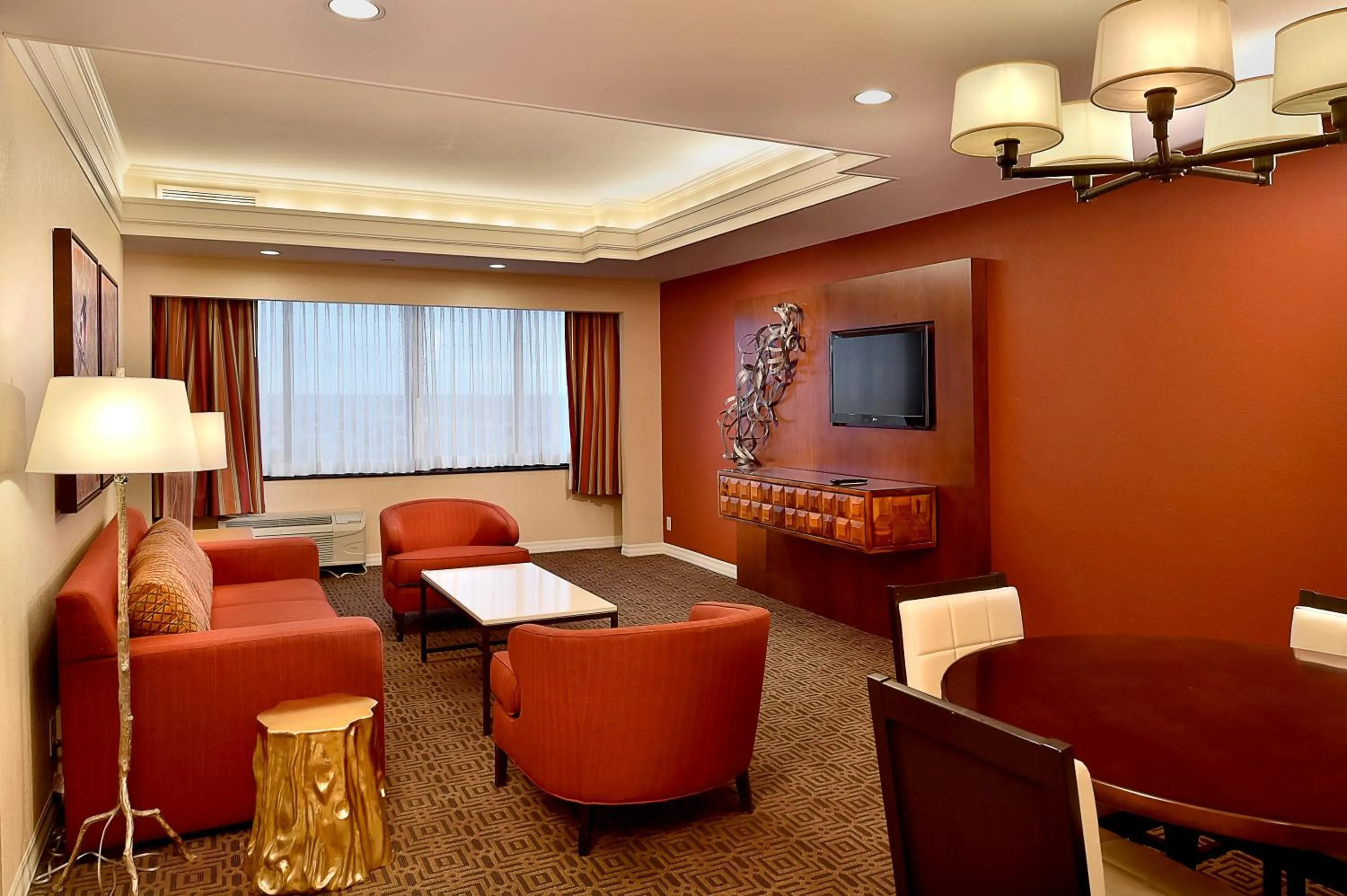 Seating area in DoubleTree by Hilton Hotel St. Louis - Chesterfield