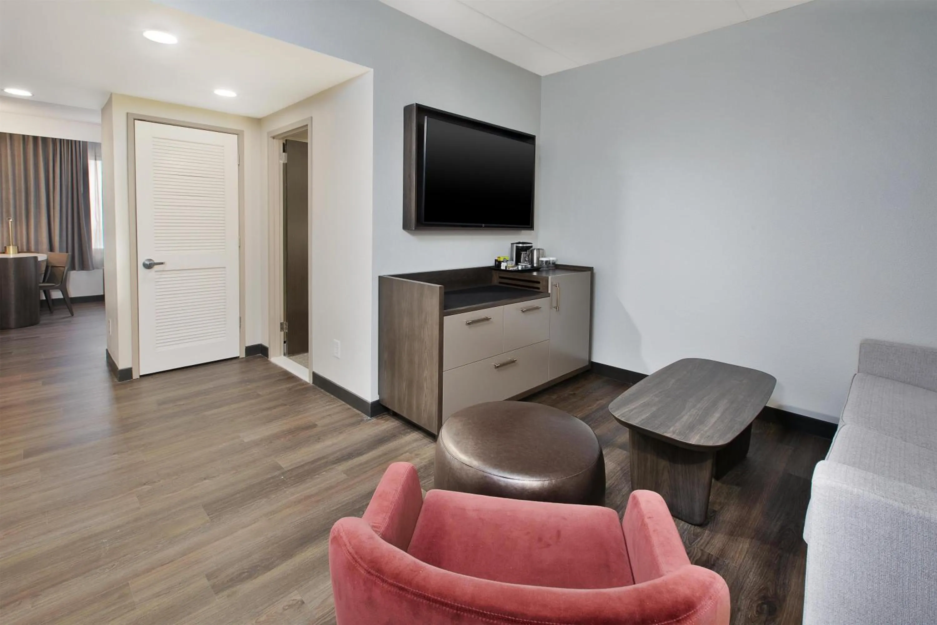 Living room in DoubleTree by Hilton Hotel Detroit Novi