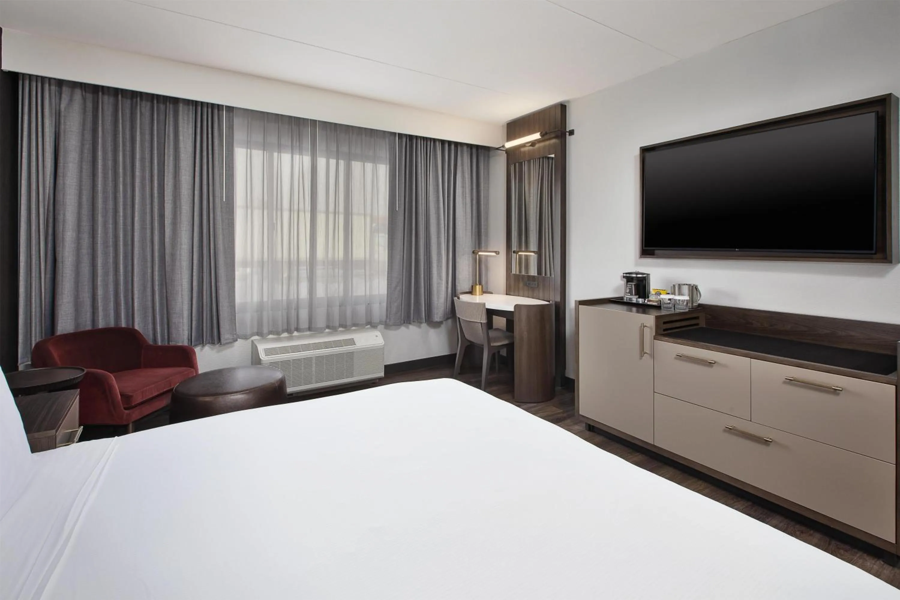 Bed in DoubleTree by Hilton Hotel Detroit Novi