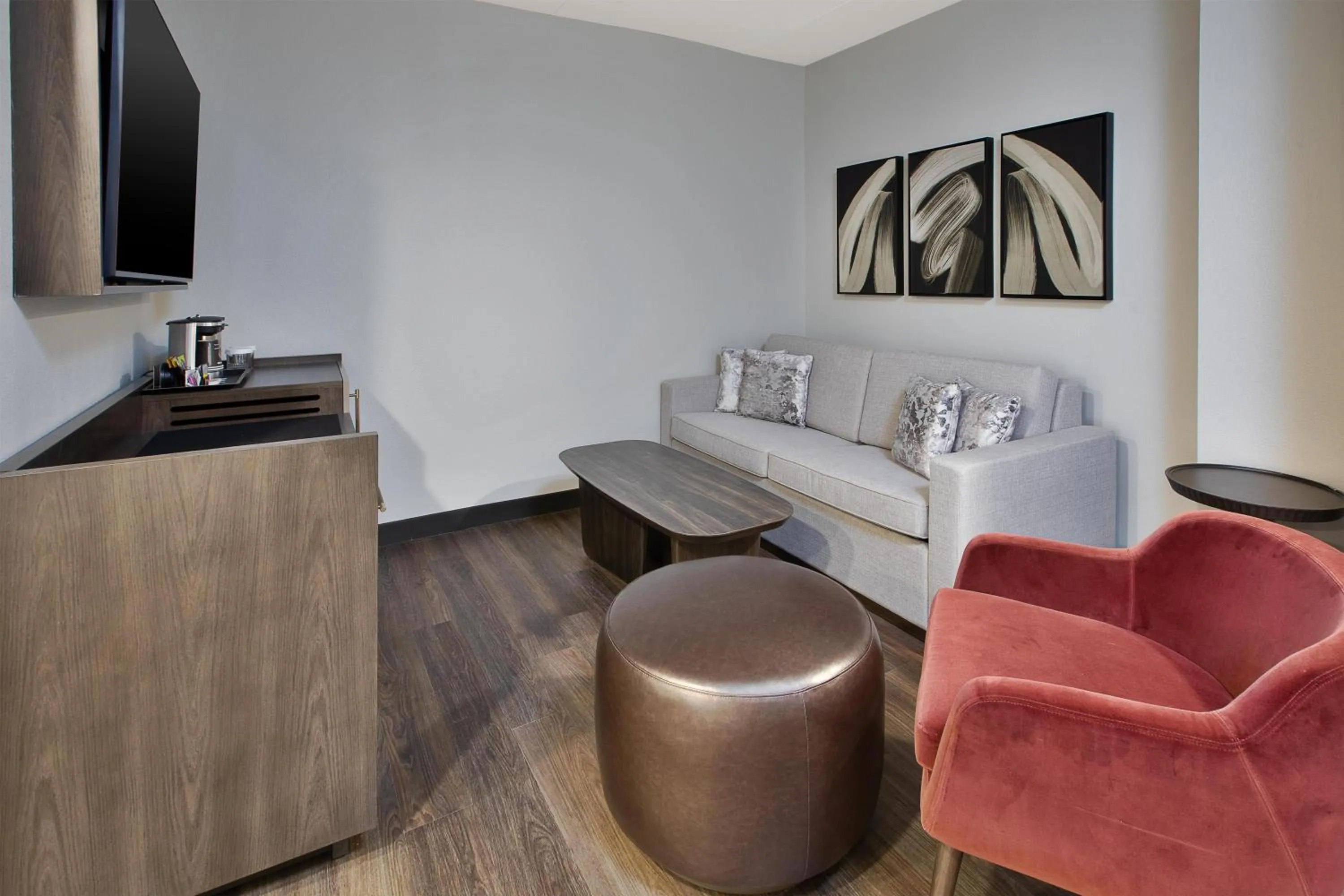 Living room in DoubleTree by Hilton Hotel Detroit Novi