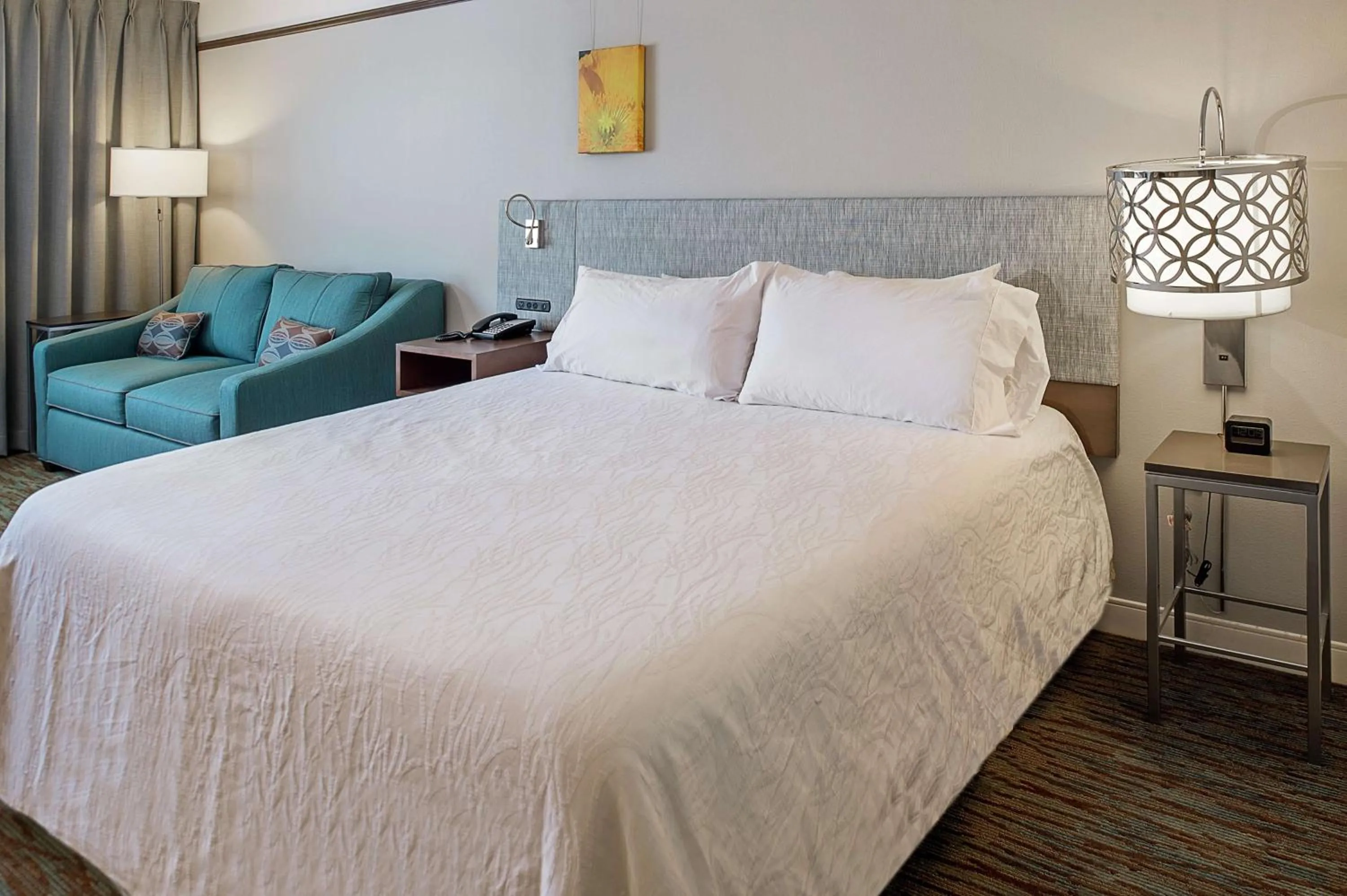 Living room, Bed in Hilton Garden Inn St. Louis/O'Fallon