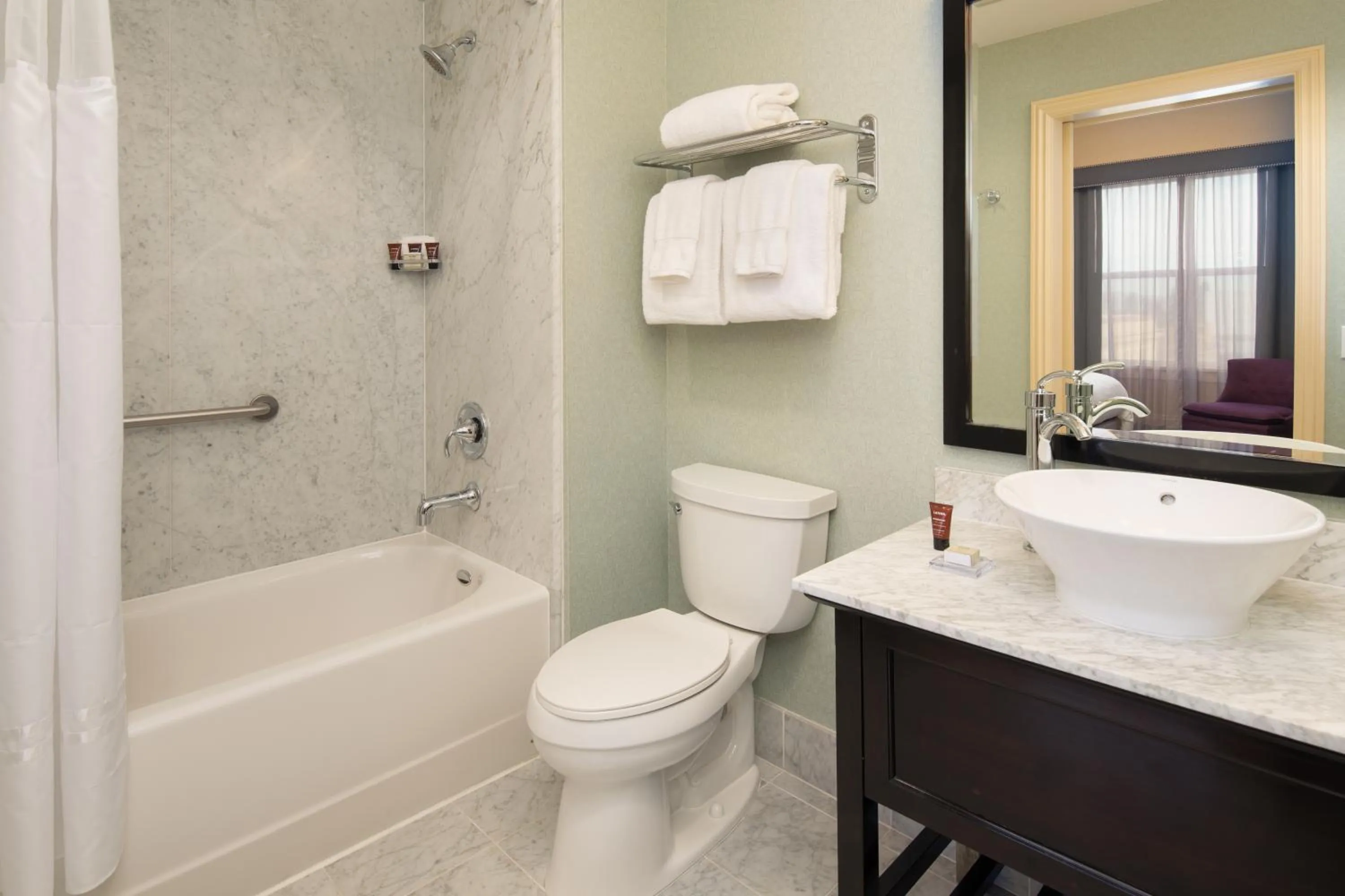 Bathroom in Hotel Shattuck Plaza