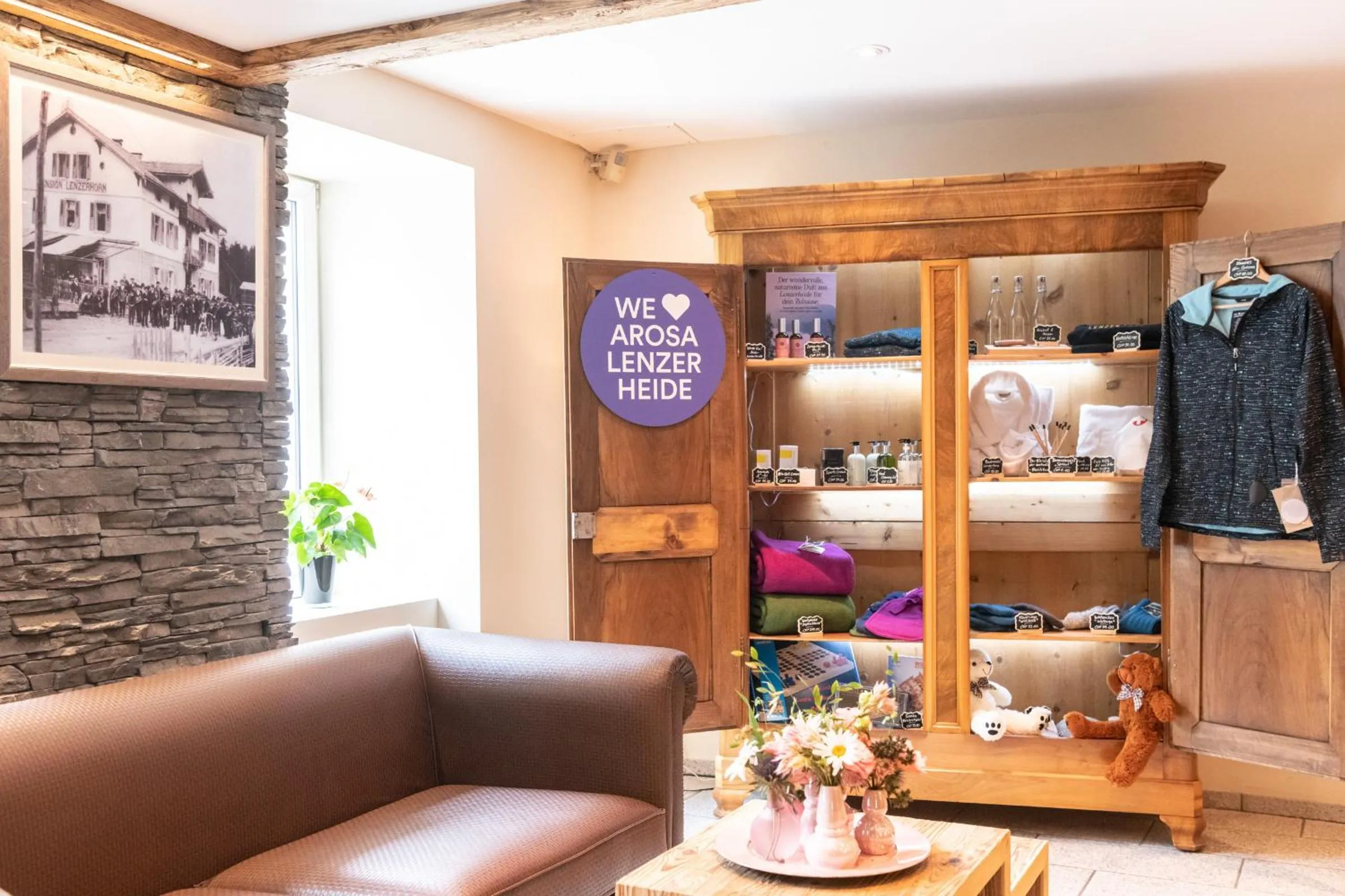 Lobby or reception in Hotel Lenzerhorn - Alpine Stay, Spa & Savour