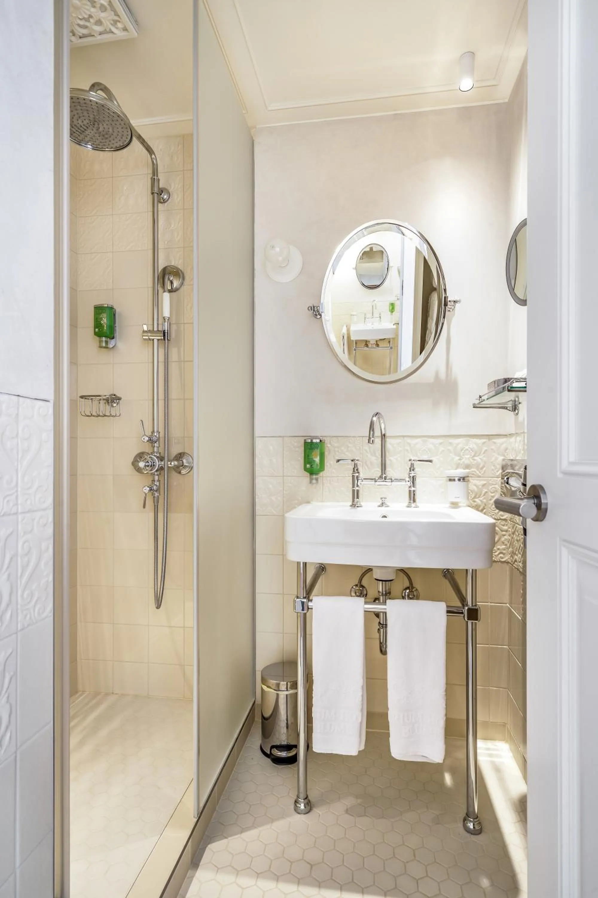 Shower in BLUME Baden Hotel & Restaurant