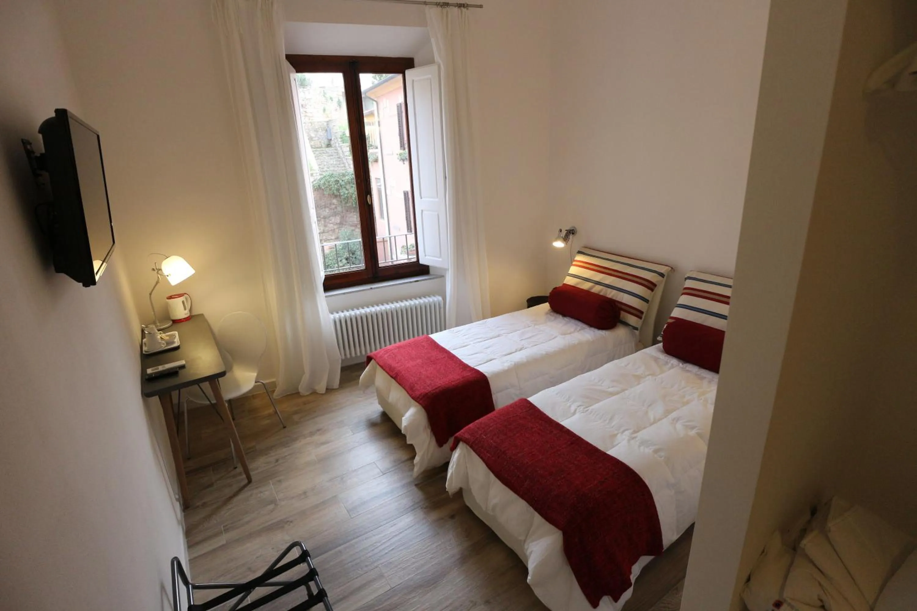 Photo of the whole room, Bed in AL 32 B&B