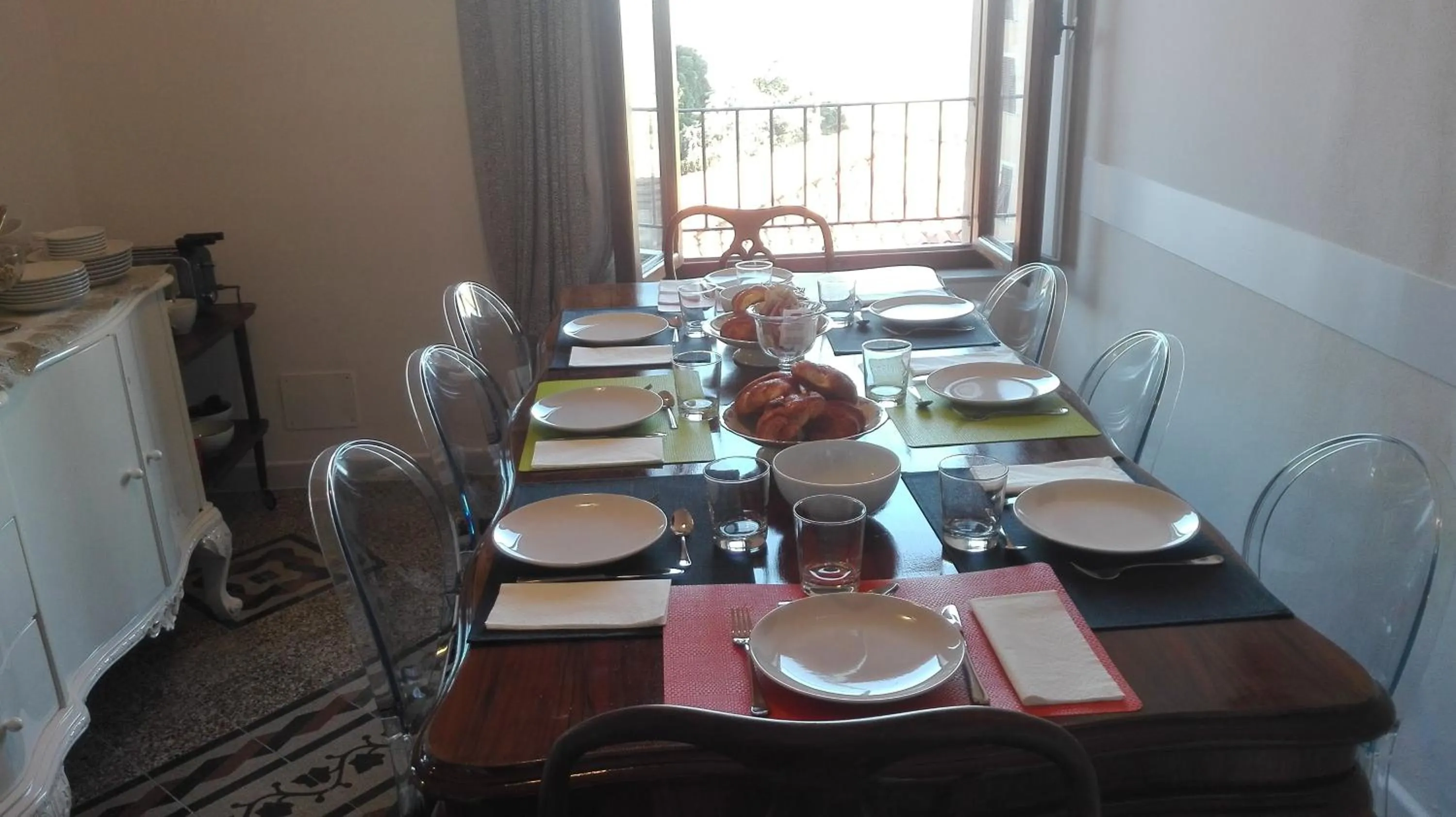 Communal lounge/ TV room in AL 32 B&B