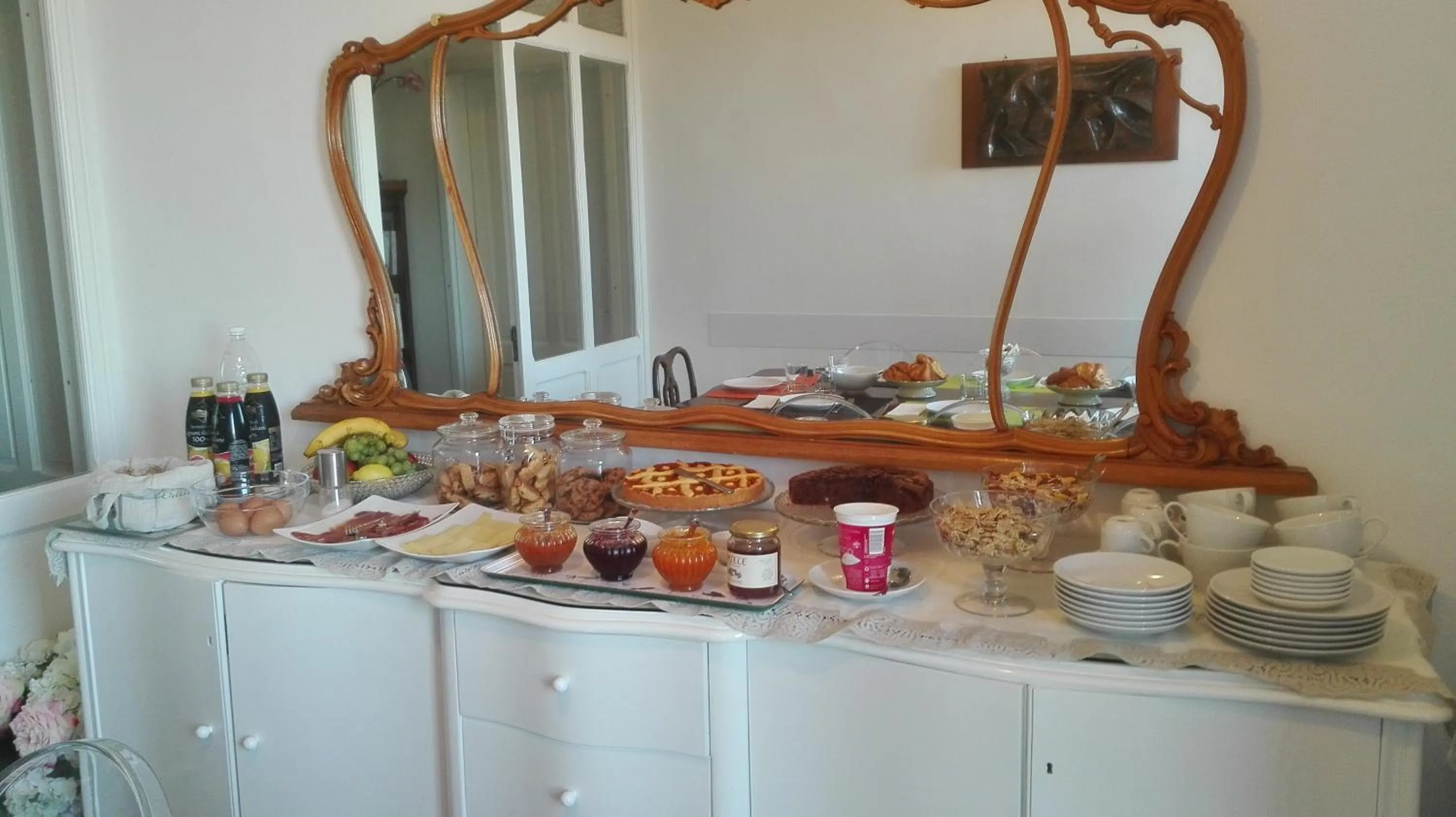 Continental breakfast in AL 32 B&B