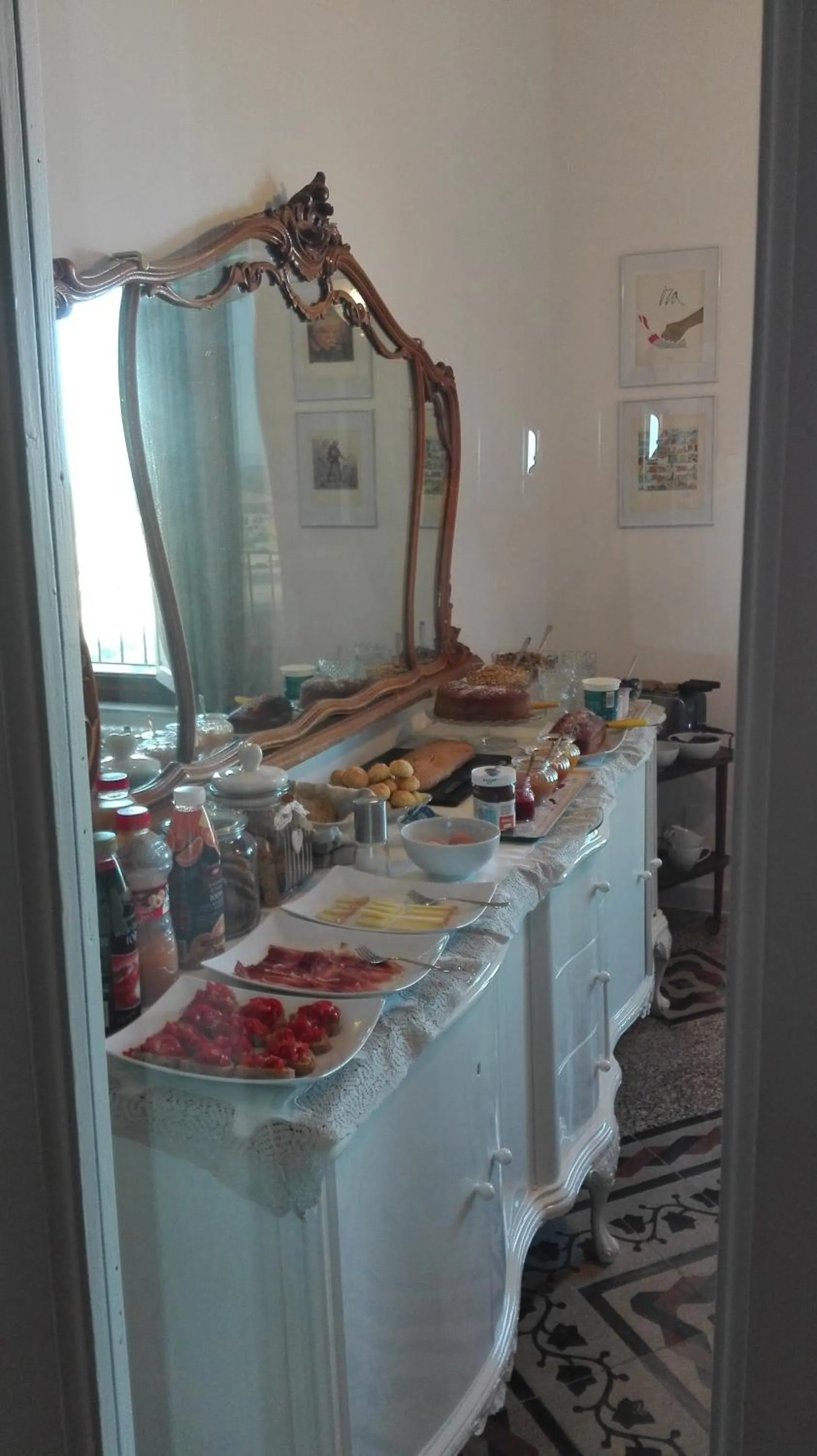 Communal lounge/ TV room in AL 32 B&B