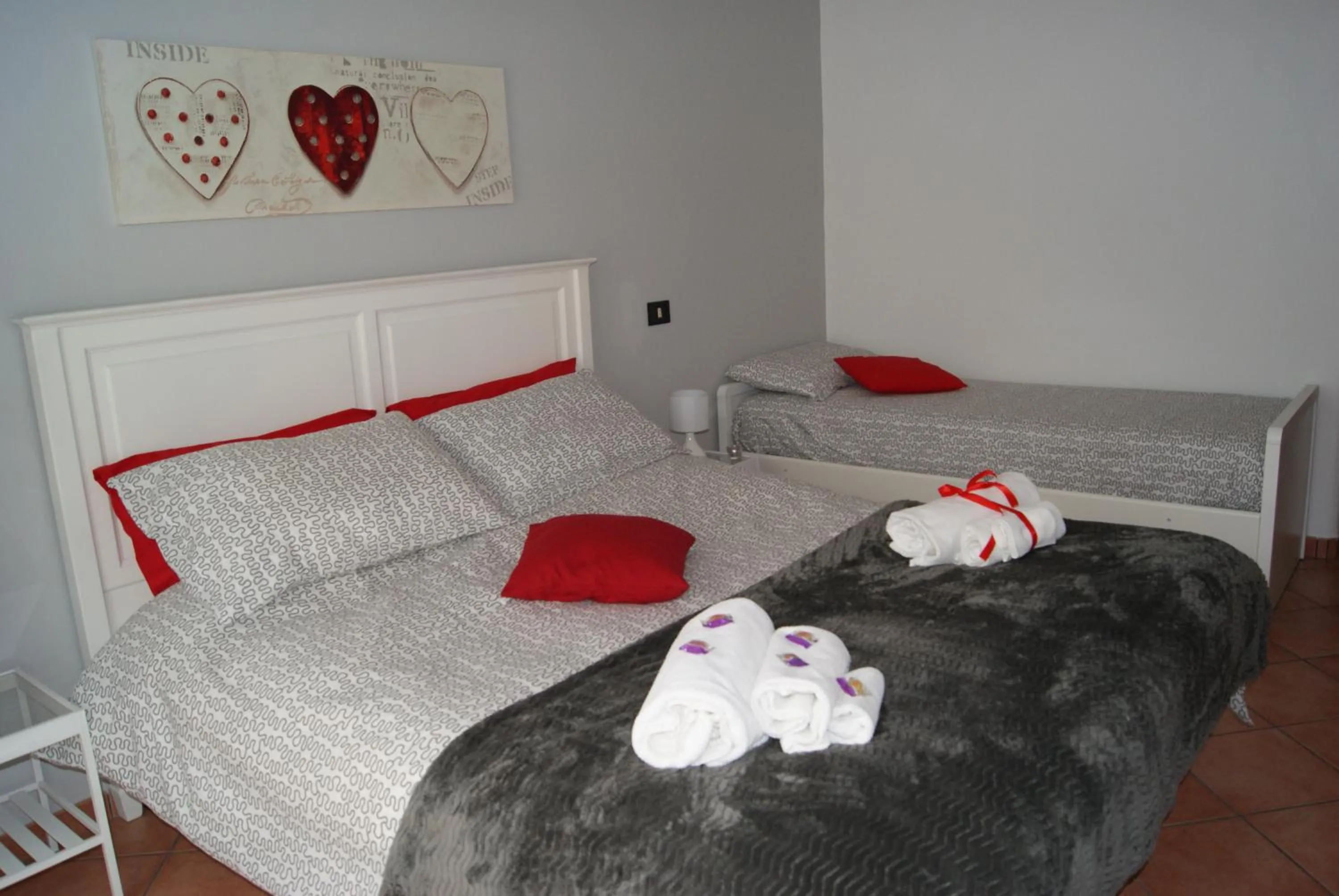 Photo of the whole room, Bed in Alma Nua