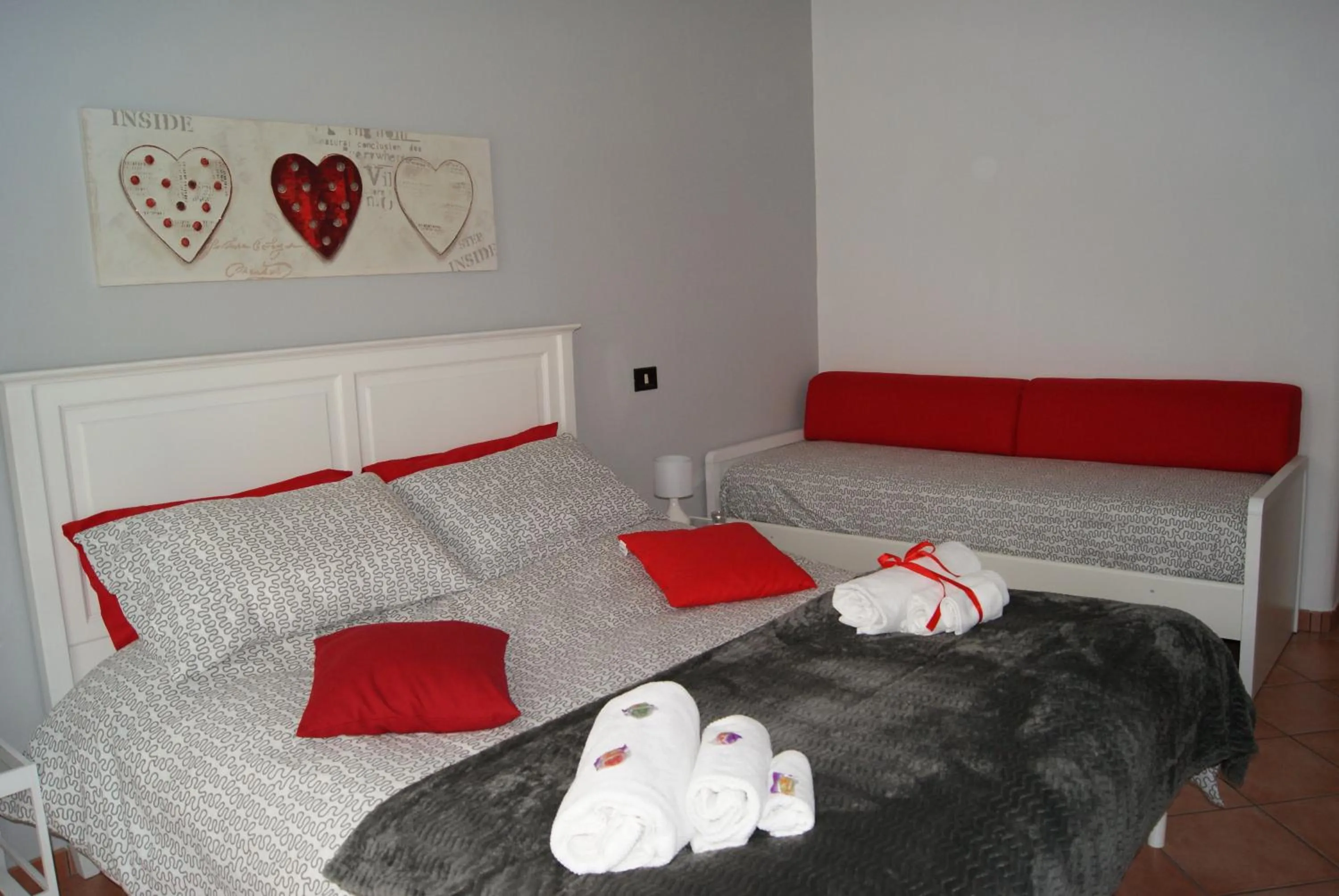 Photo of the whole room, Bed in Alma Nua