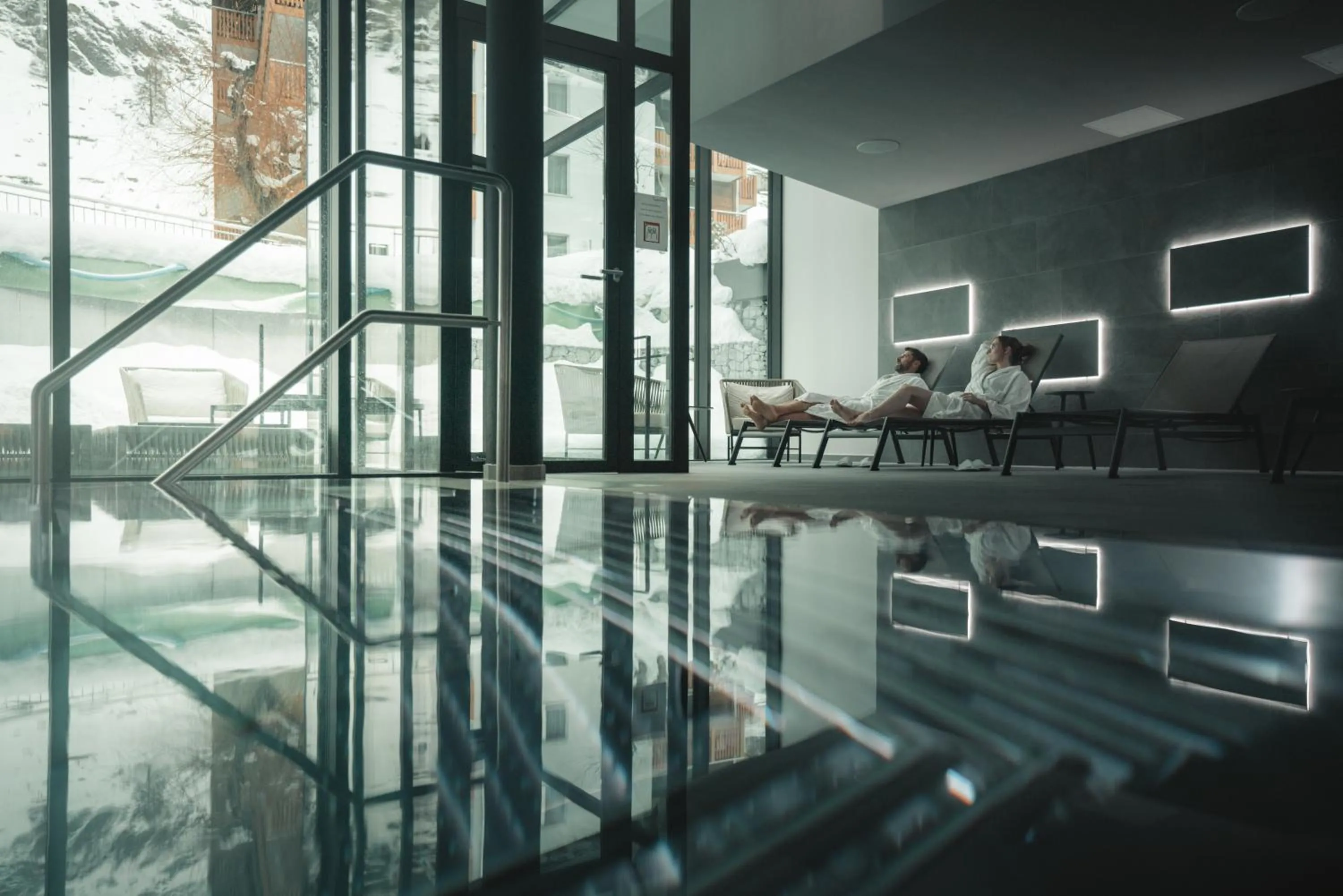 Swimming pool in Alpen Resort & Spa