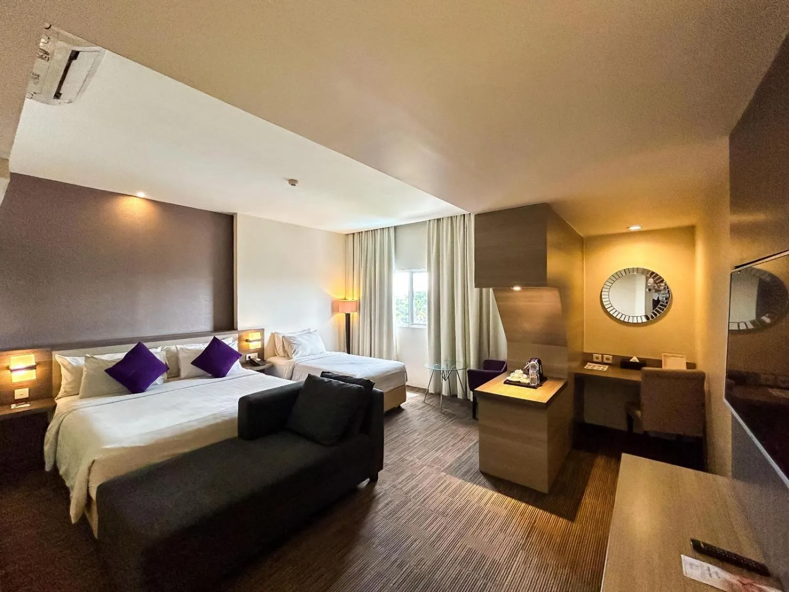 Living room, Bed in Swiss-Belinn Cibitung