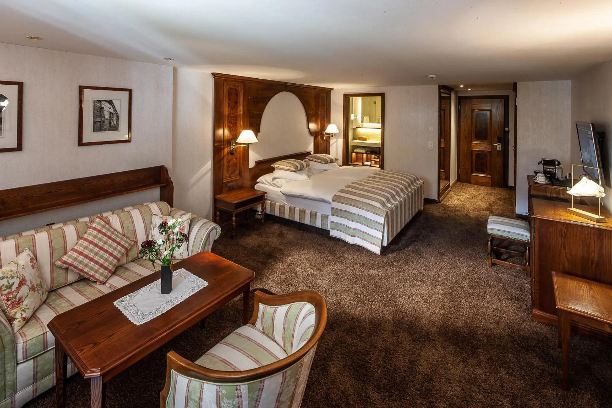 Shower, Bed in Hotel Sonne