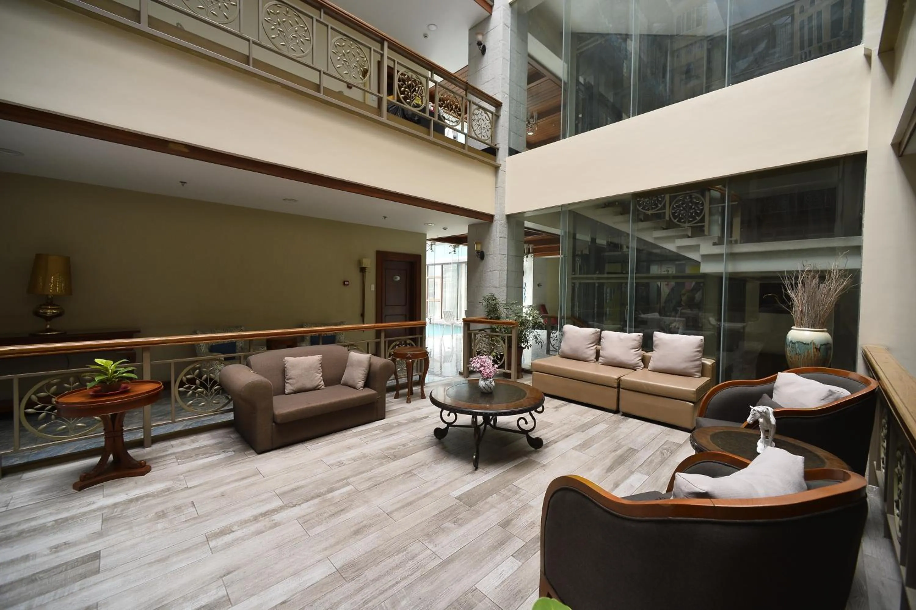 Seating area in Paragon Hotel and Suites