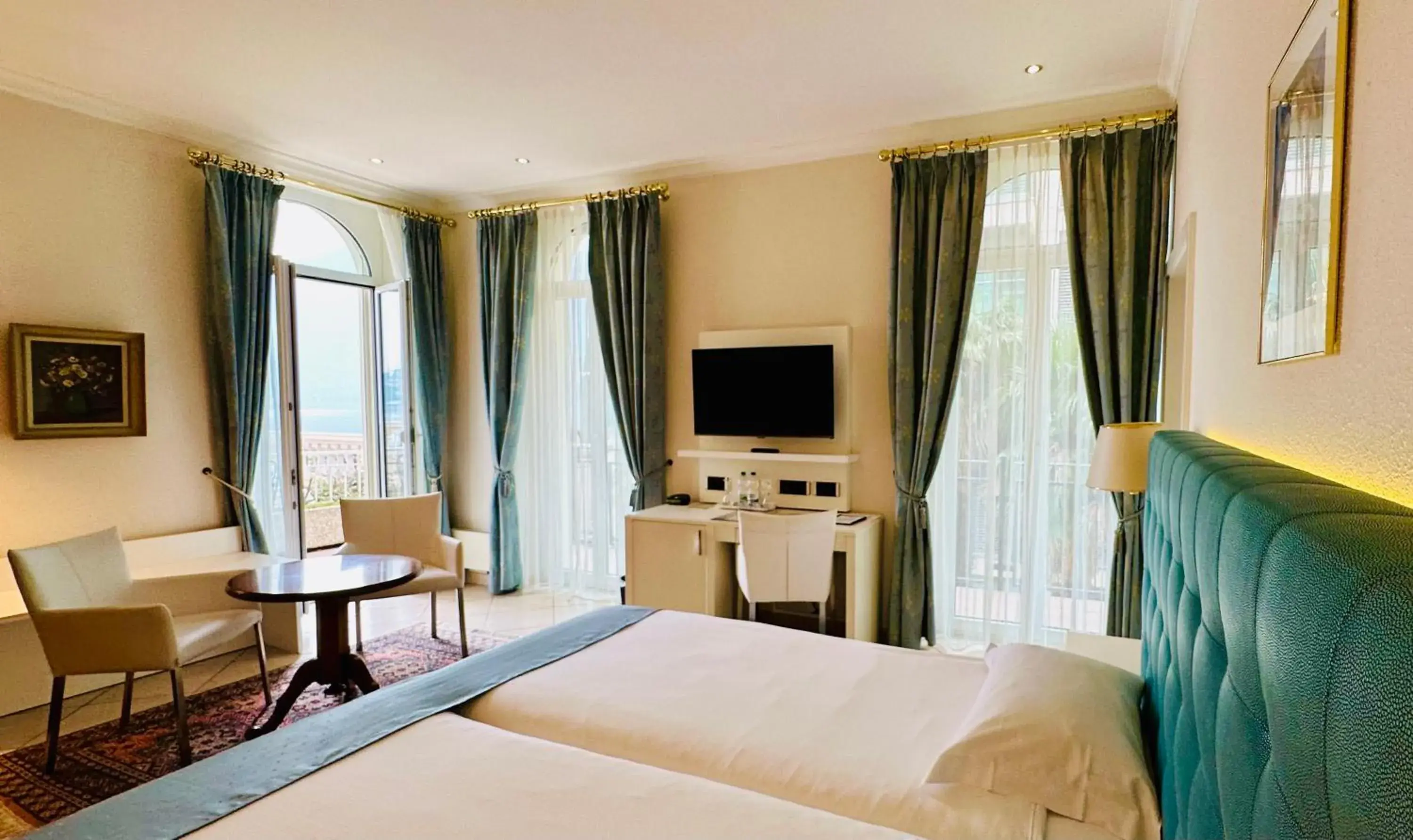 Deluxe Twin Room with Lake View in Best Western Hotel Bellevue au Lac Deluxe Twin Room with Lake View in Best Western Hotel Bellevue au Lac