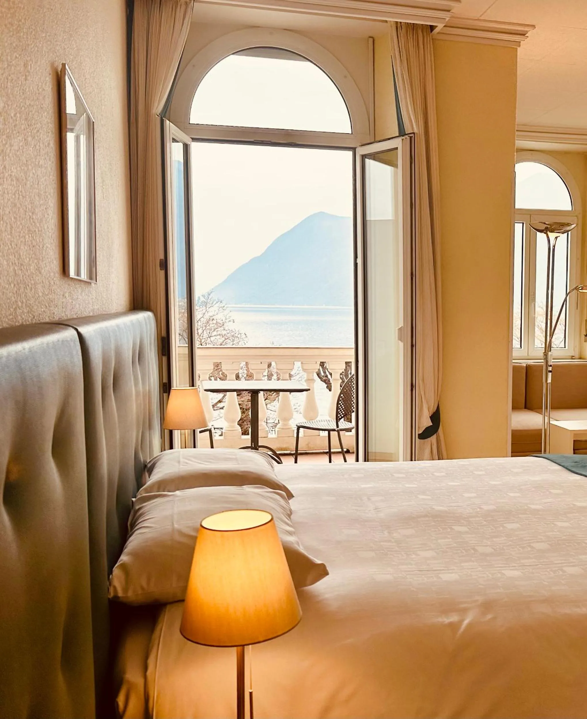 Lake view, Bed in Best Western Hotel Bellevue au Lac