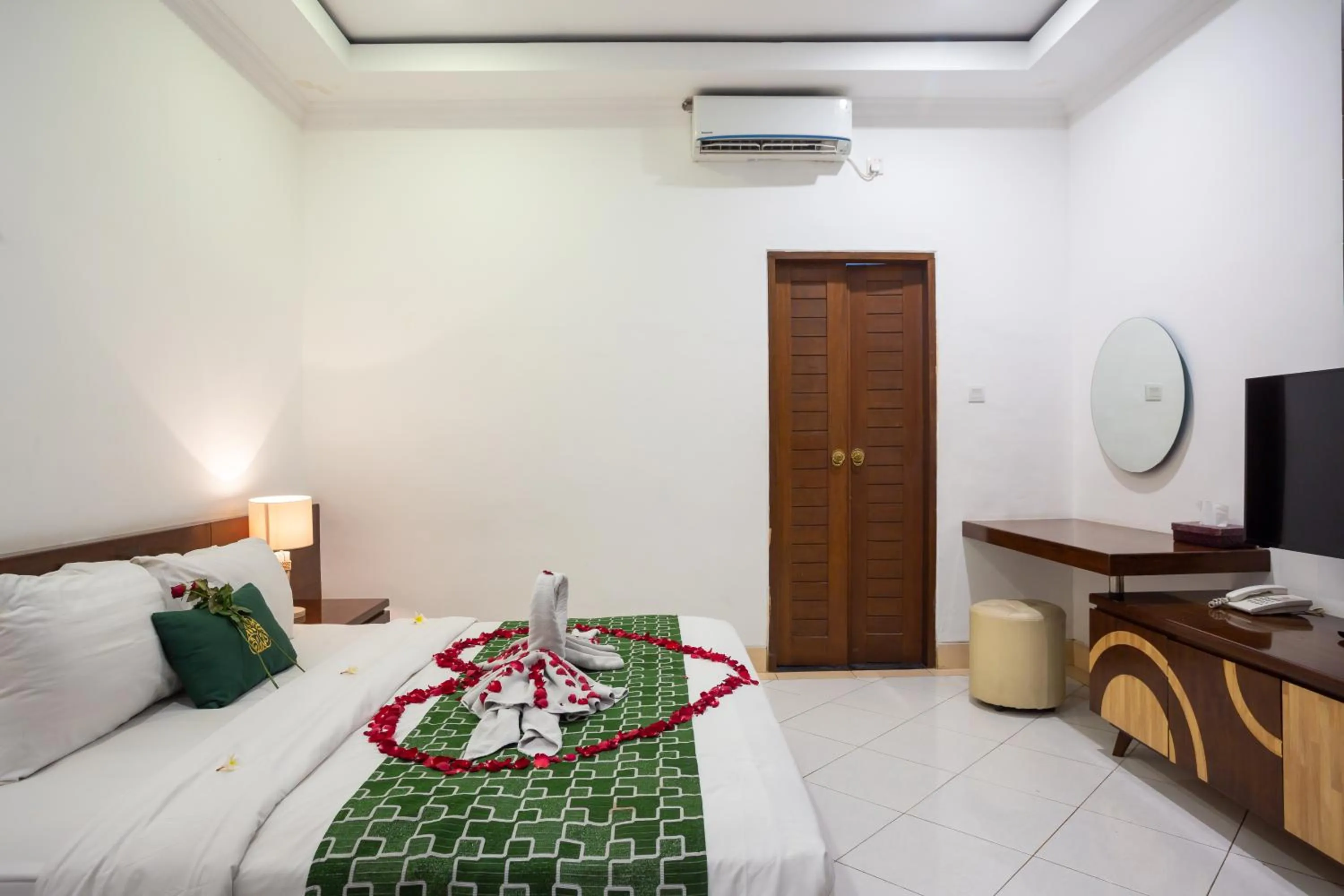 Photo of the whole room, Bed in Paisa Villa Seminyak