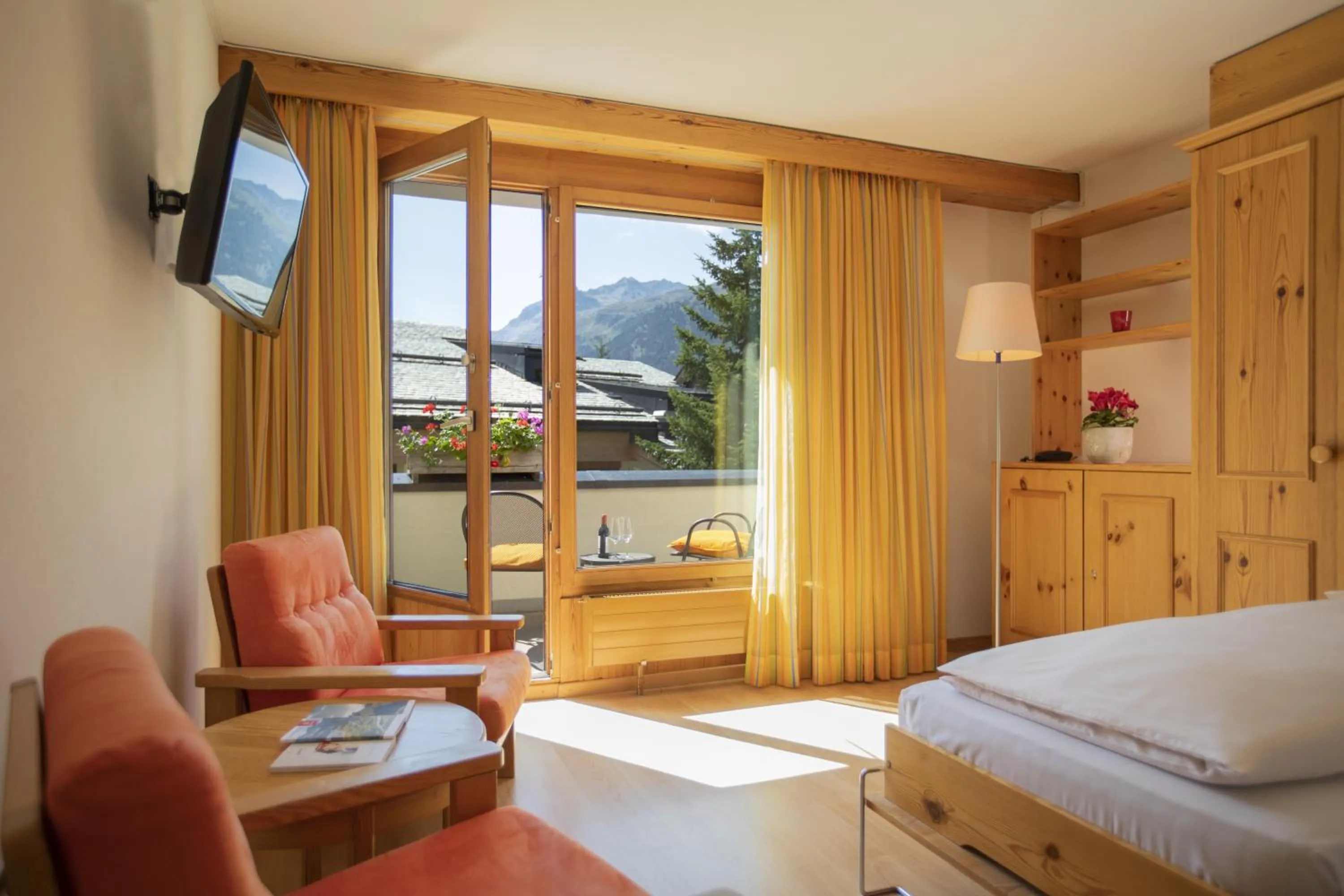 Photo of the whole room, Bed in Hotel Chesa Surlej