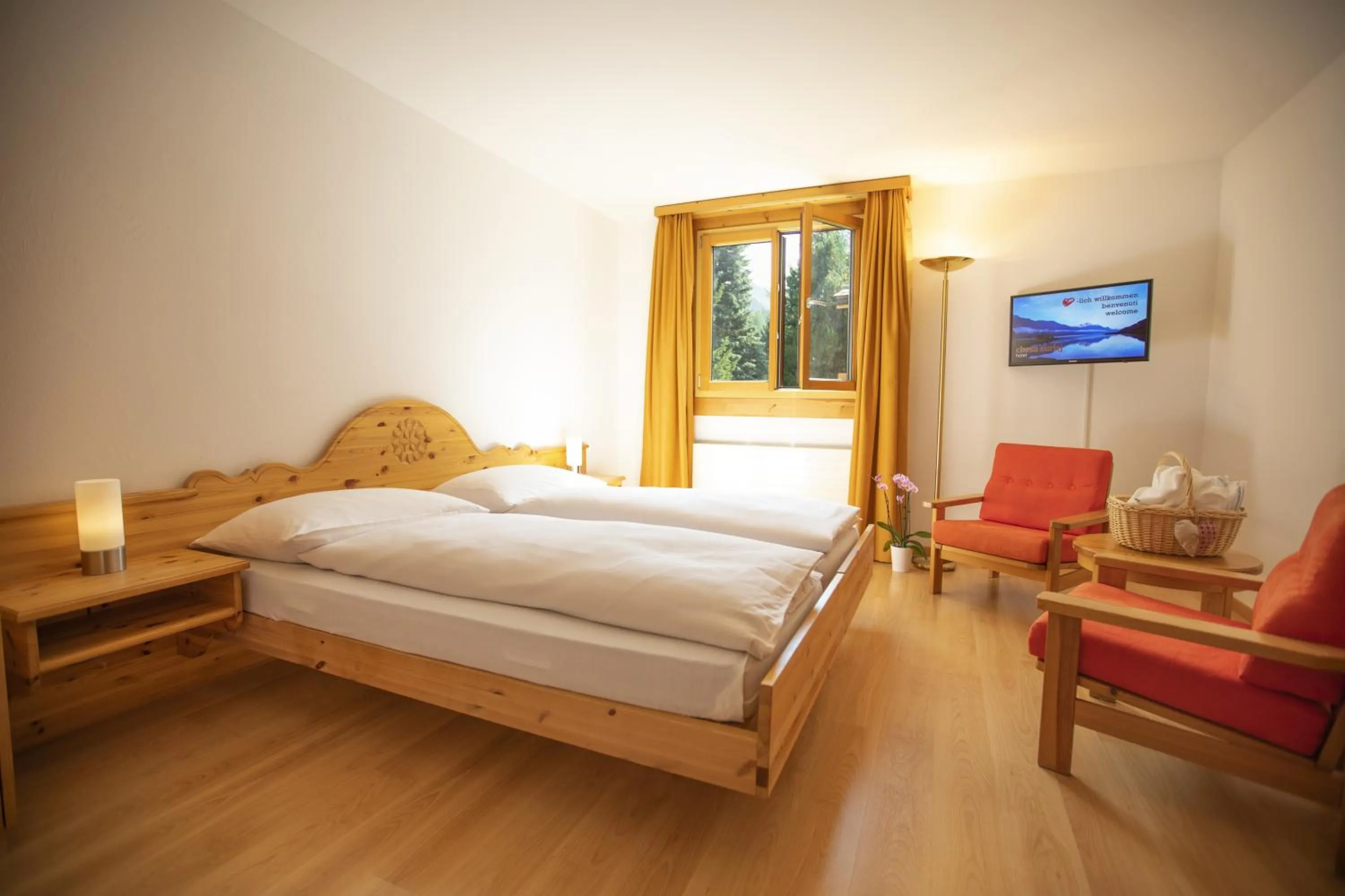 Photo of the whole room, Bed in Hotel Chesa Surlej