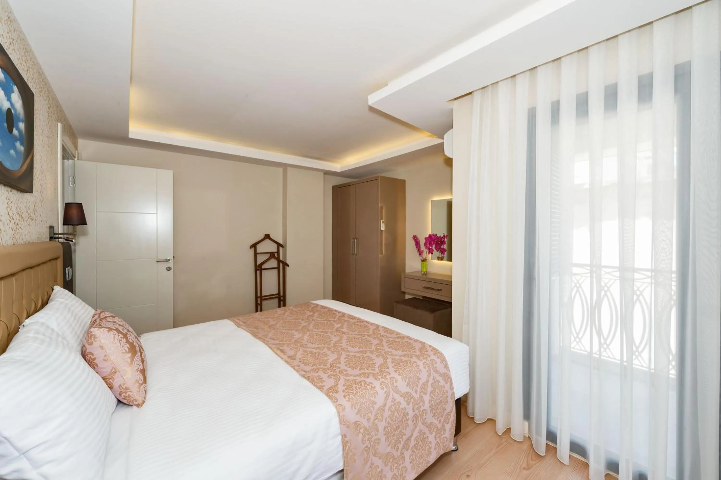 Bedroom, Bed in Gen Suites