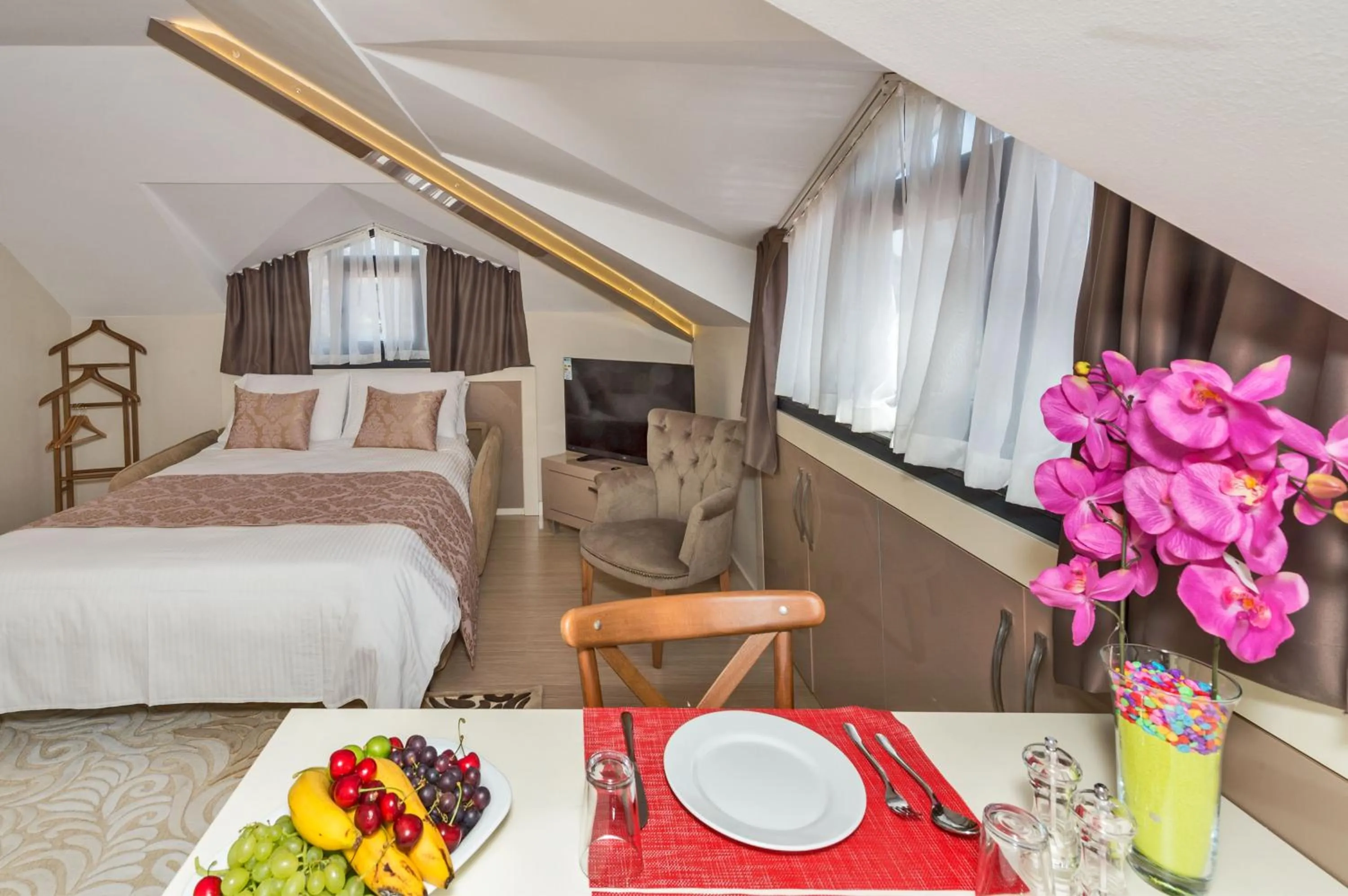 Seating area, Bed in Gen Suites