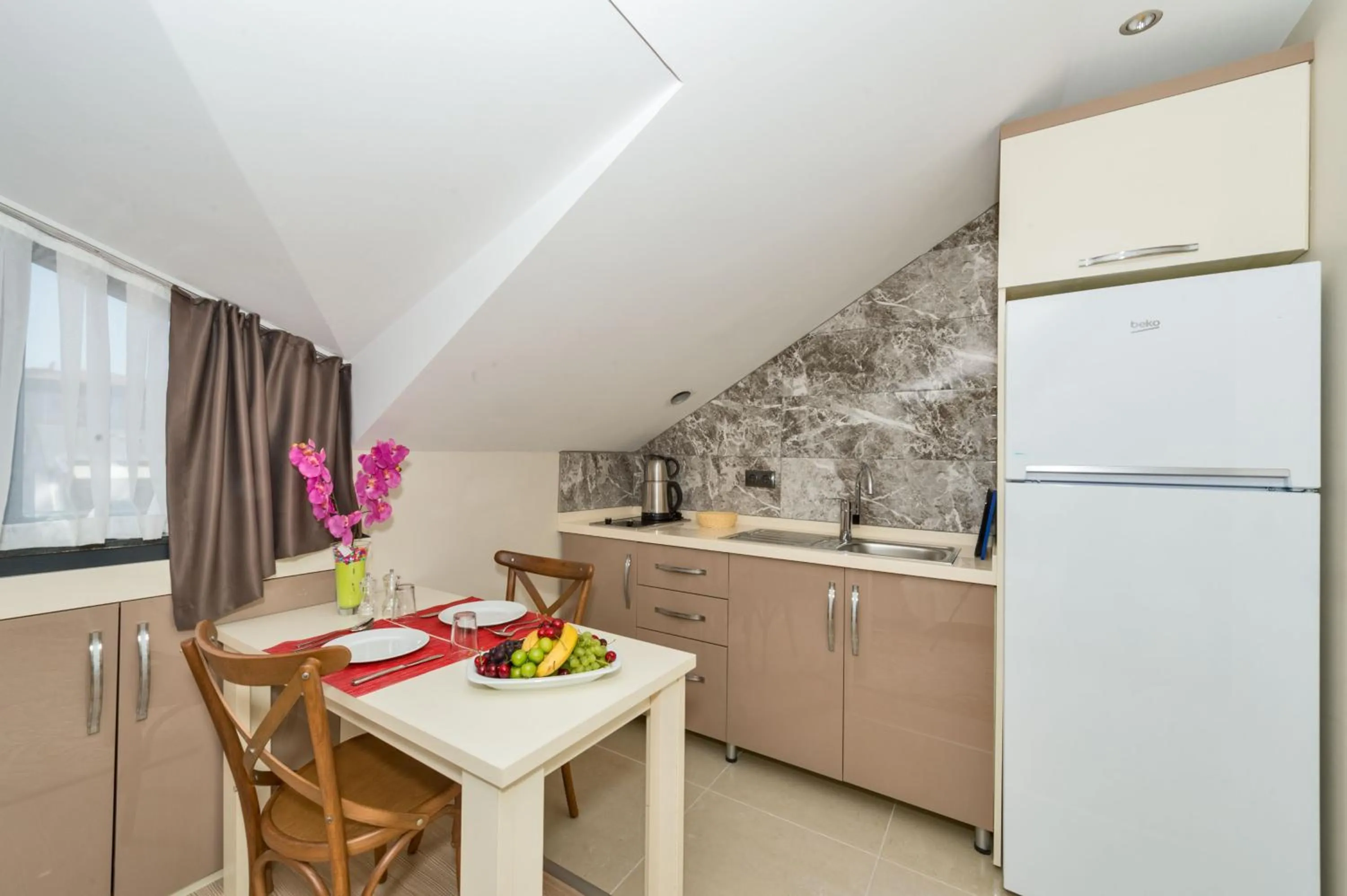 Kitchen or kitchenette in Gen Suites