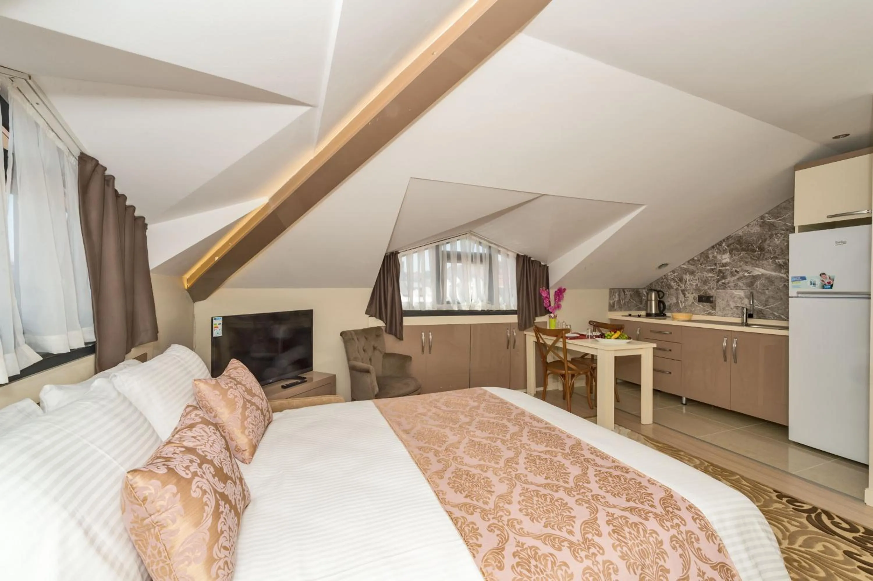 Kitchen or kitchenette, Bed in Gen Suites