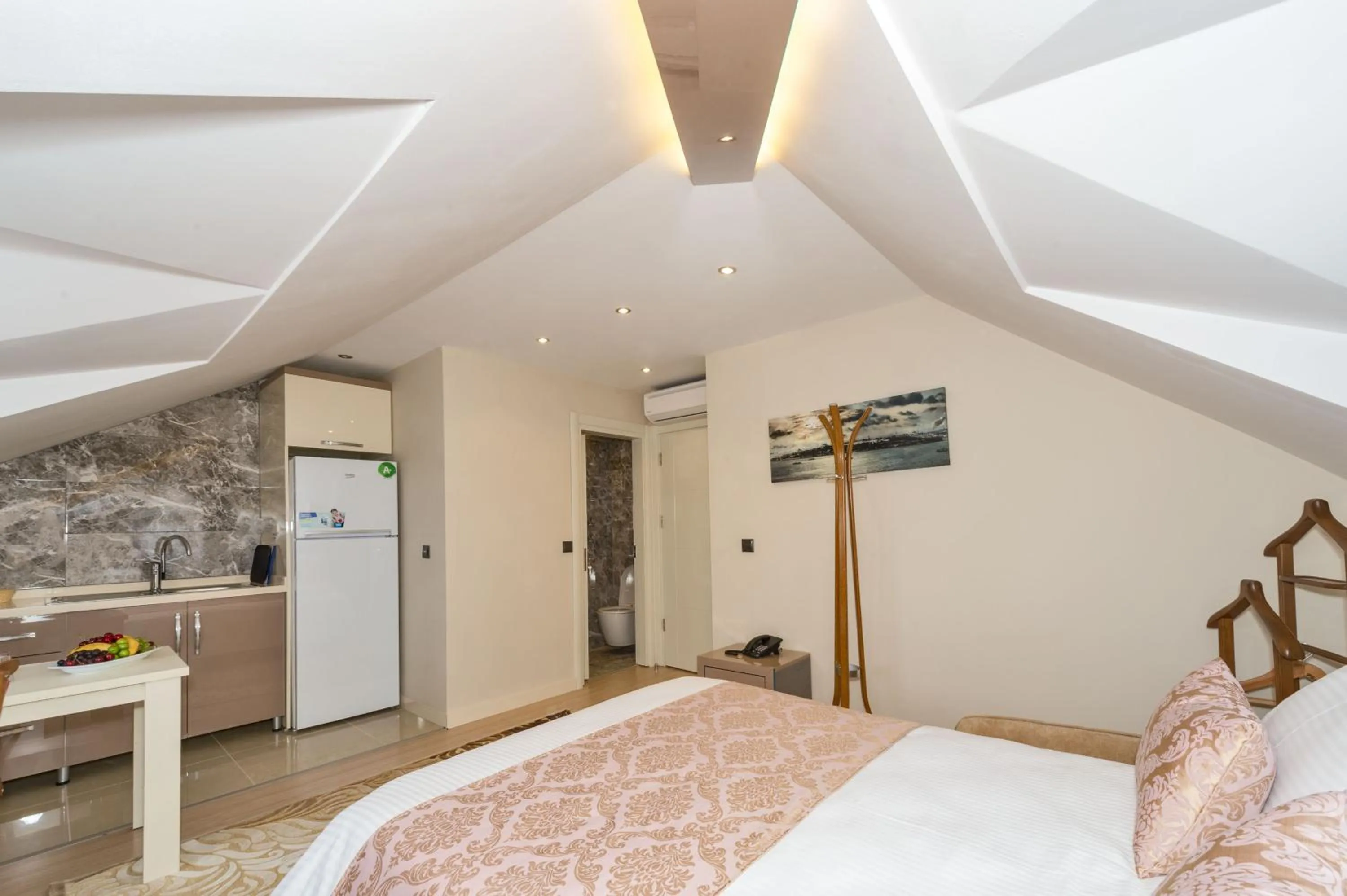 Kitchen or kitchenette, Bed in Gen Suites