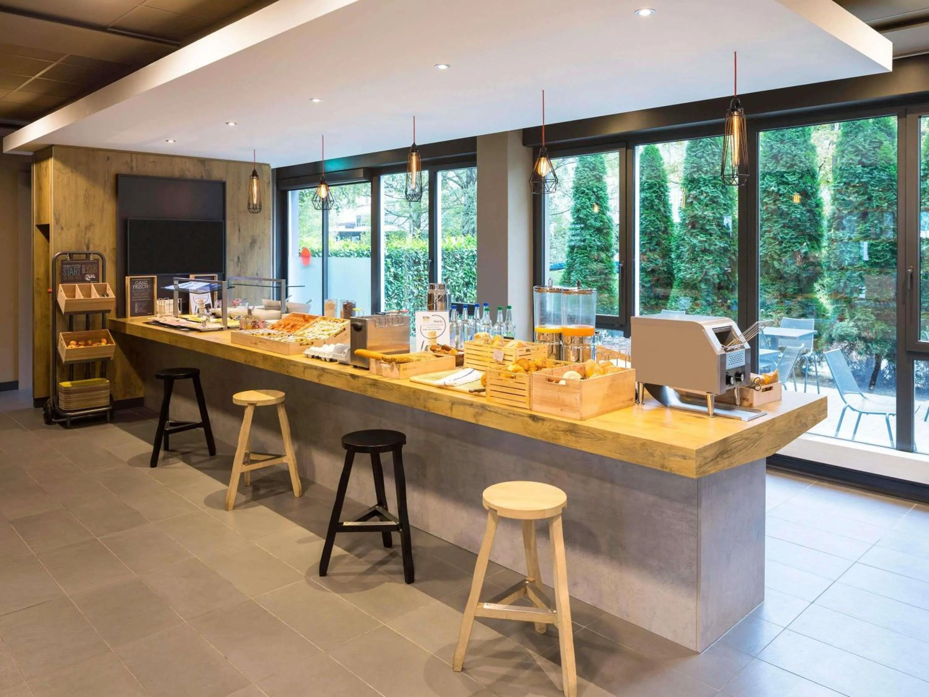 Restaurant/places to eat in ibis Zürich Messe Airport