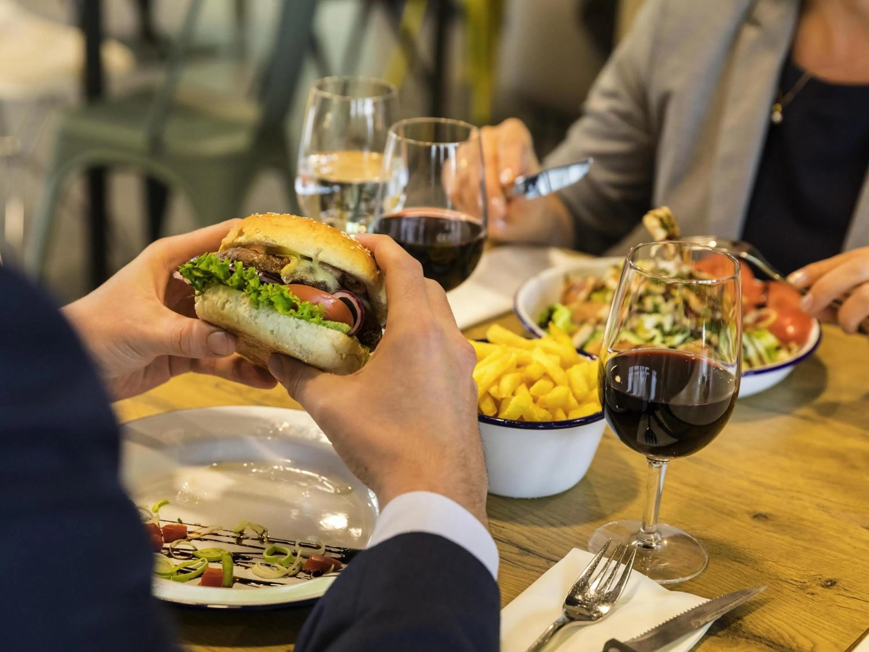 Restaurant/places to eat in ibis Zürich Messe Airport