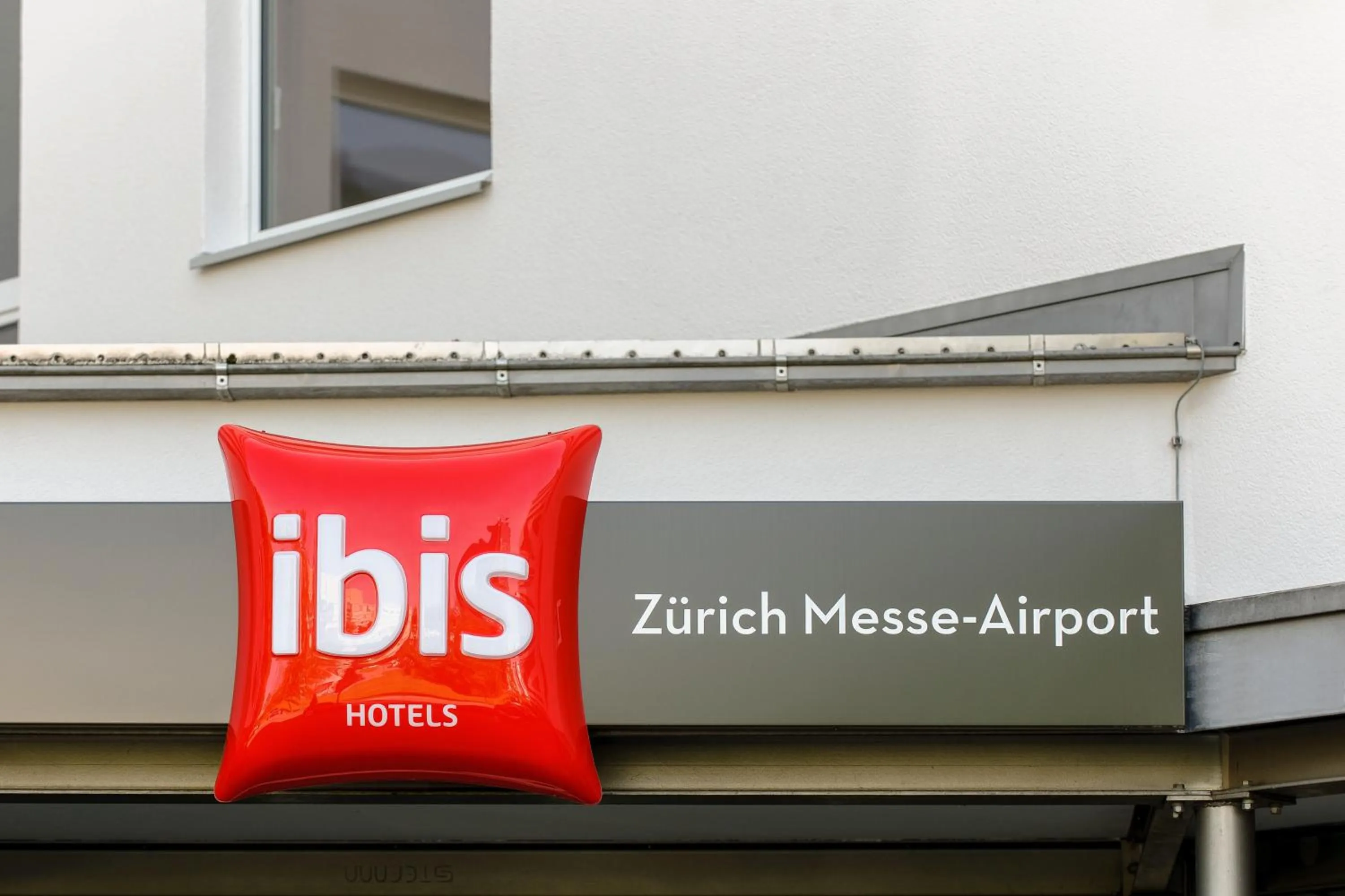 Property logo or sign in ibis Zürich Messe Airport
