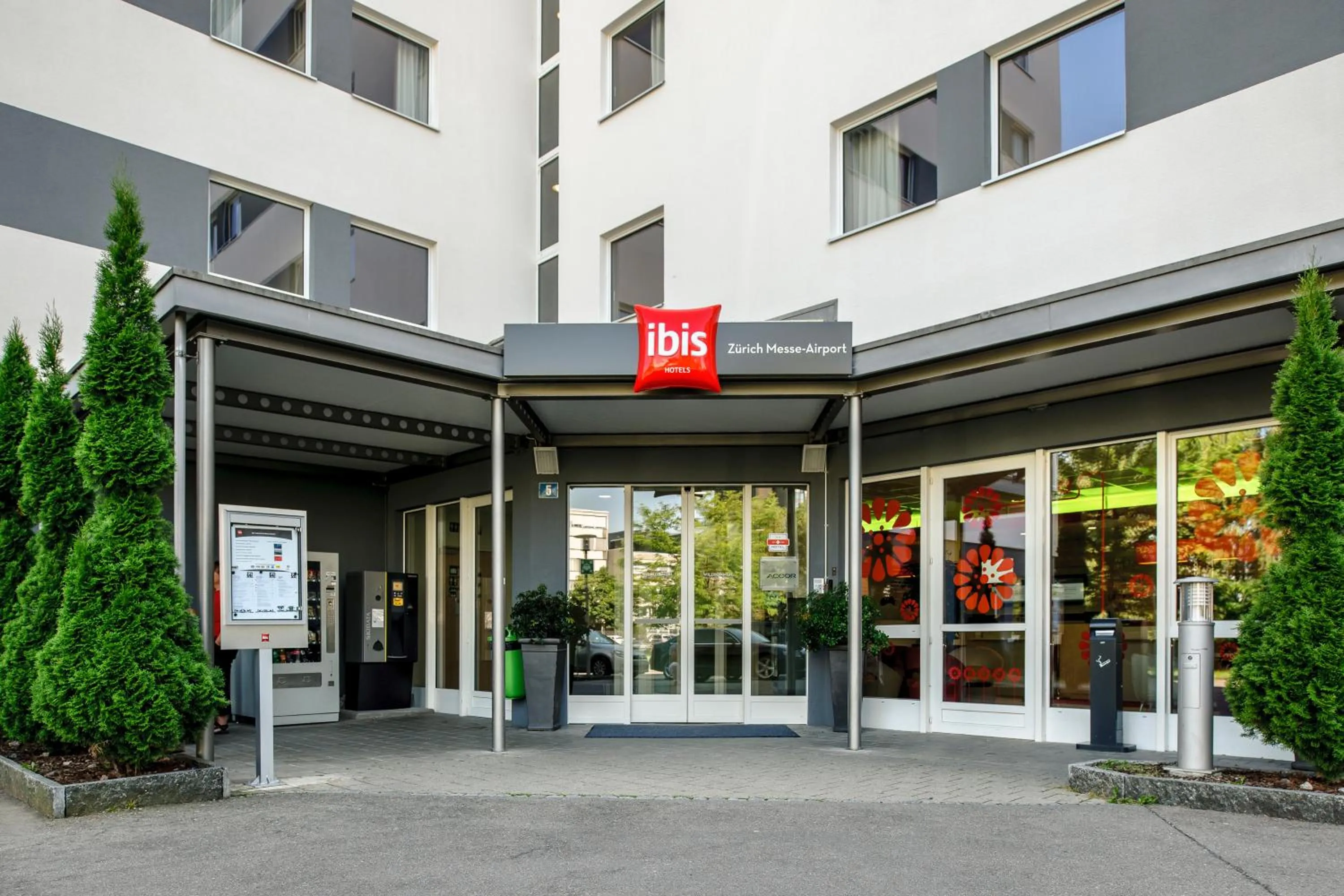 Facade/entrance in ibis Zürich Messe Airport