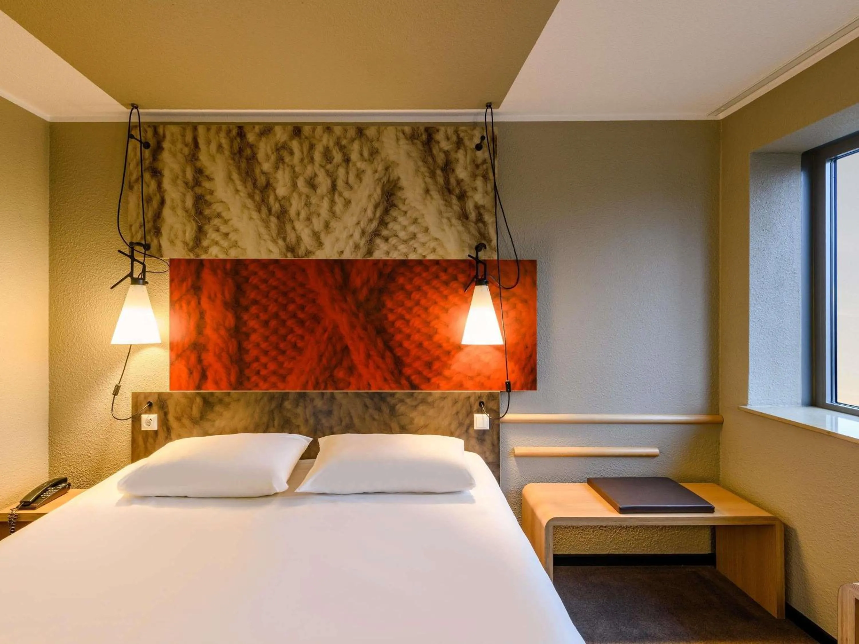 Bedroom, Bed in ibis Zürich City West