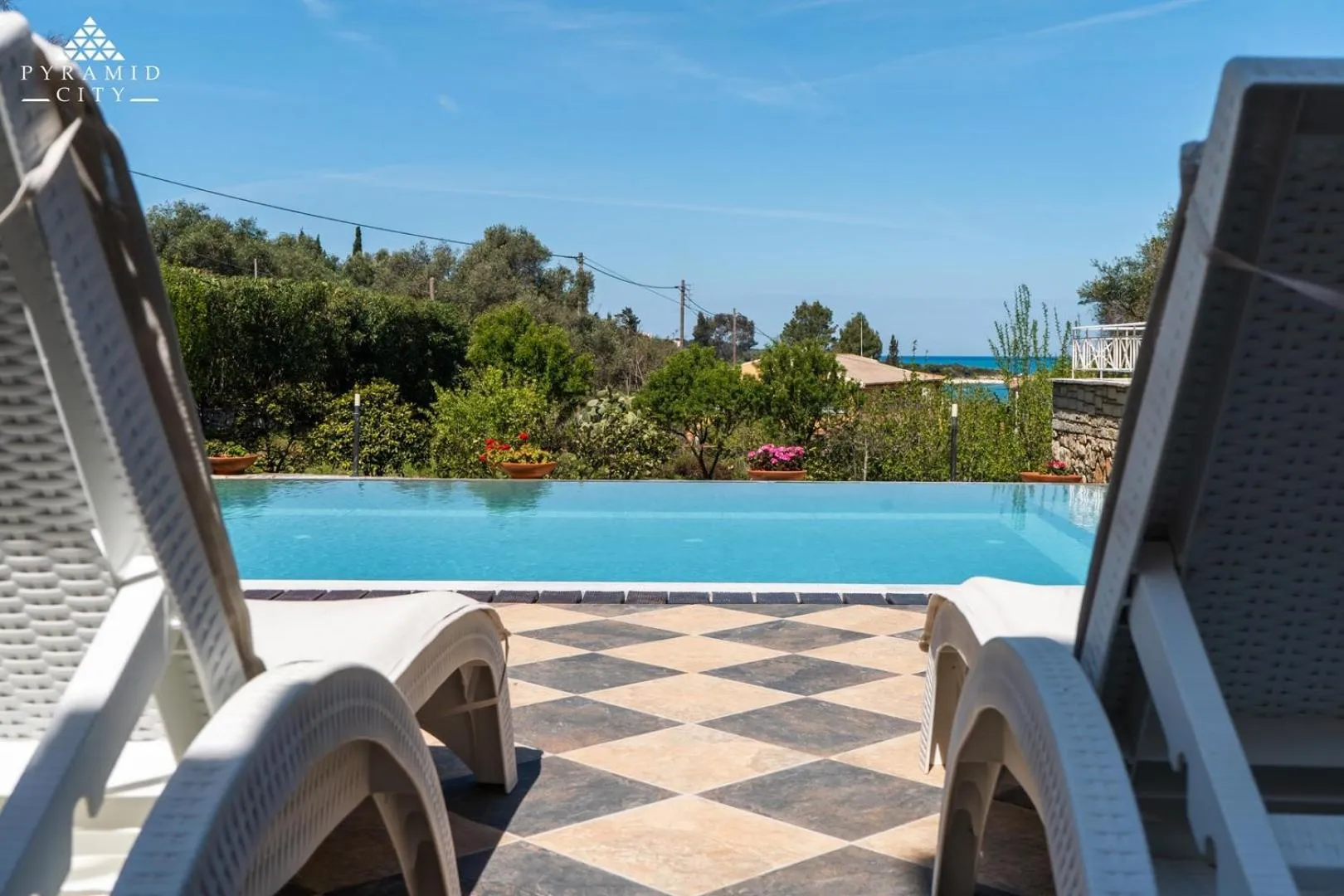 Swimming pool in Luxury Villa Jupiter